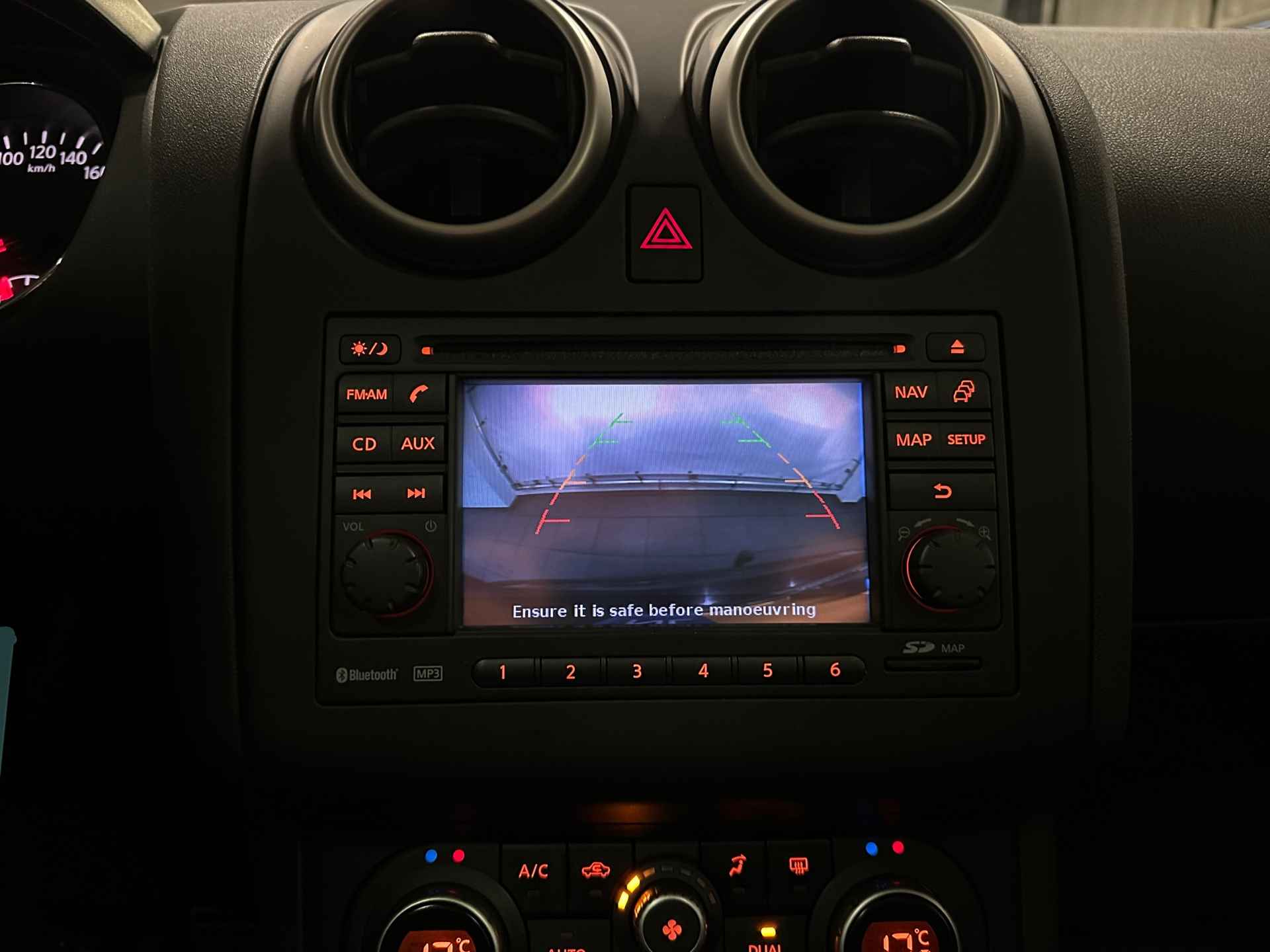 Nissan Qashqai 1.6 Connect Edition * Panoramadak / Trekhaak / Camera / 18" LM Velgen / NL Auto * - 18/24