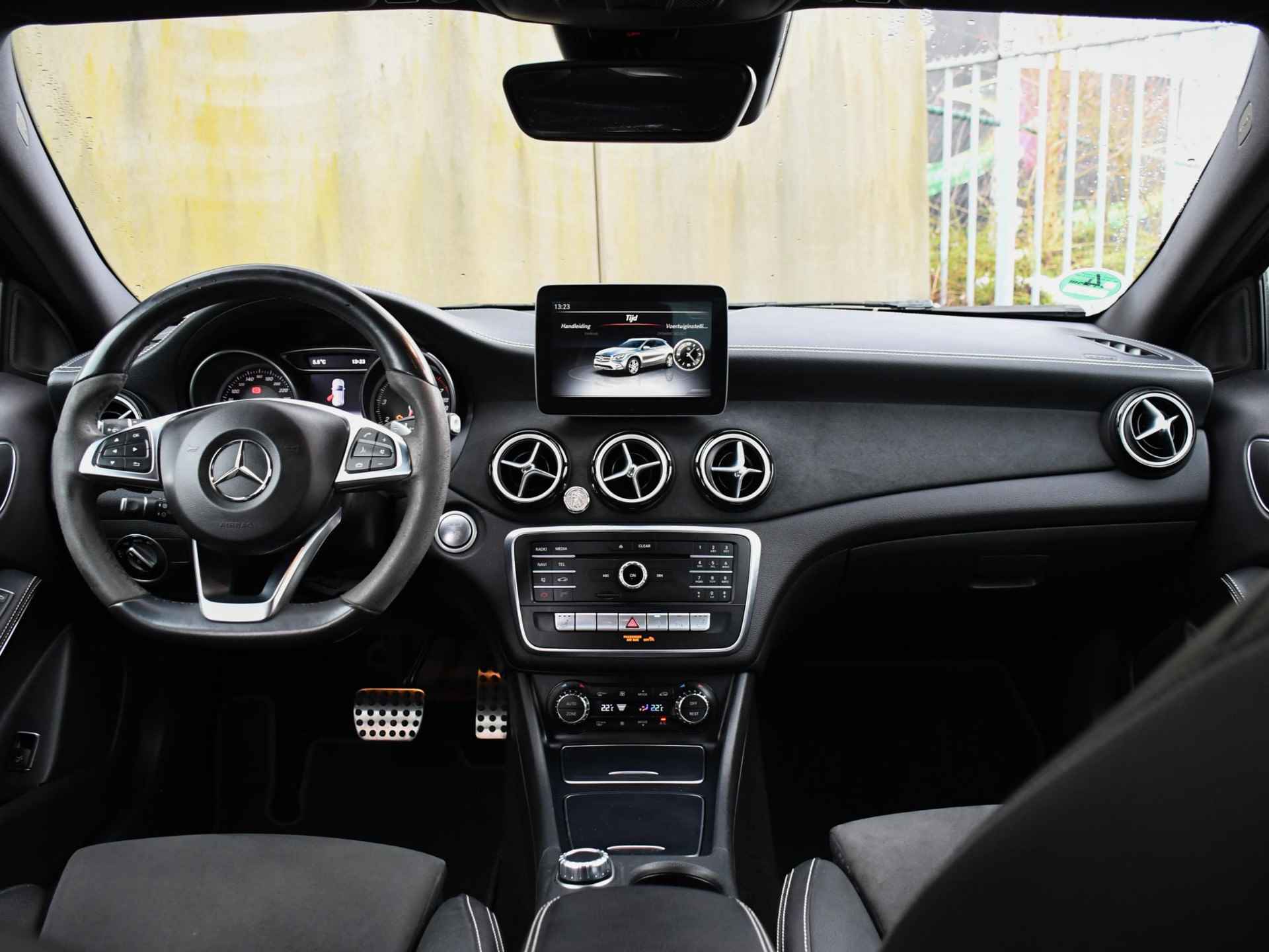 Mercedes-Benz GLA-klasse 200 Premium Plus 156pk Automaat HALF-LEDER | 20''LM | DODE HOEK | NAVI | PDC | FLIPPERS | BLUETOOTH - 14/36