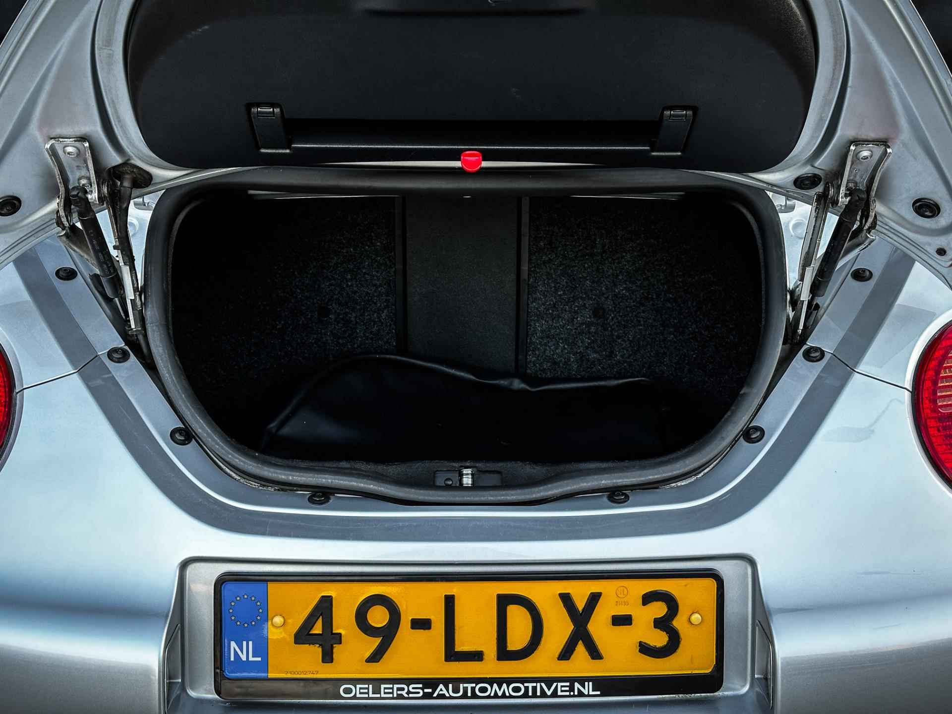 Volkswagen New Beetle Cabriolet 1.6 Turijn Comfort | Airco | Nieuwe cabrio kap! | Metalic | All Season banden | LM velgen | - 38/40