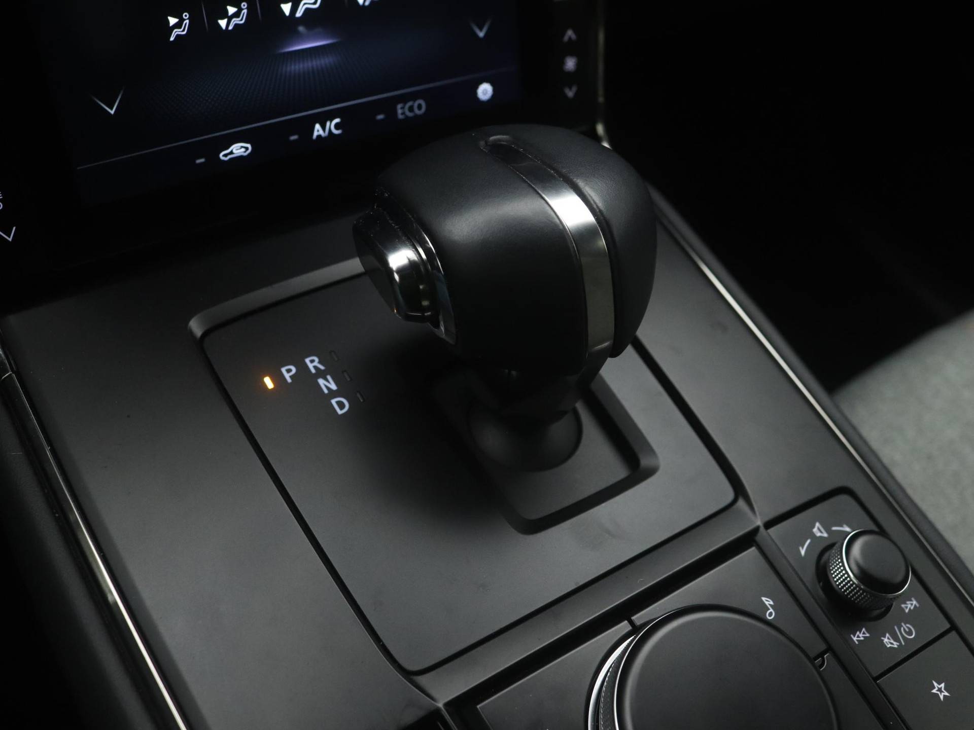 Mazda MX-30 e-SkyActiv EV Luxury : dealer onderhouden - 8% bijtelling tot 12-2025 | €2.000,- subsidie - 38/49