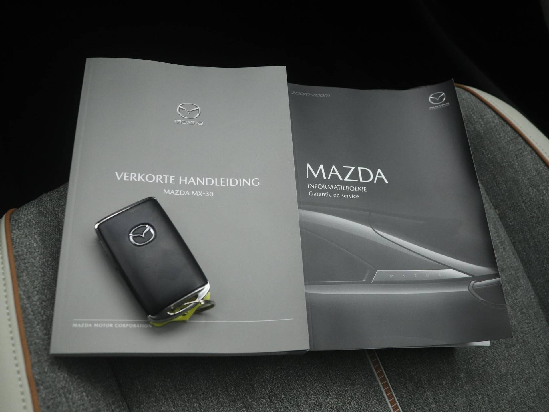 Mazda MX-30 e-SkyActiv EV Luxury : dealer onderhouden - 8% bijtelling tot 12-2025 | €2.000,- subsidie - 40/49