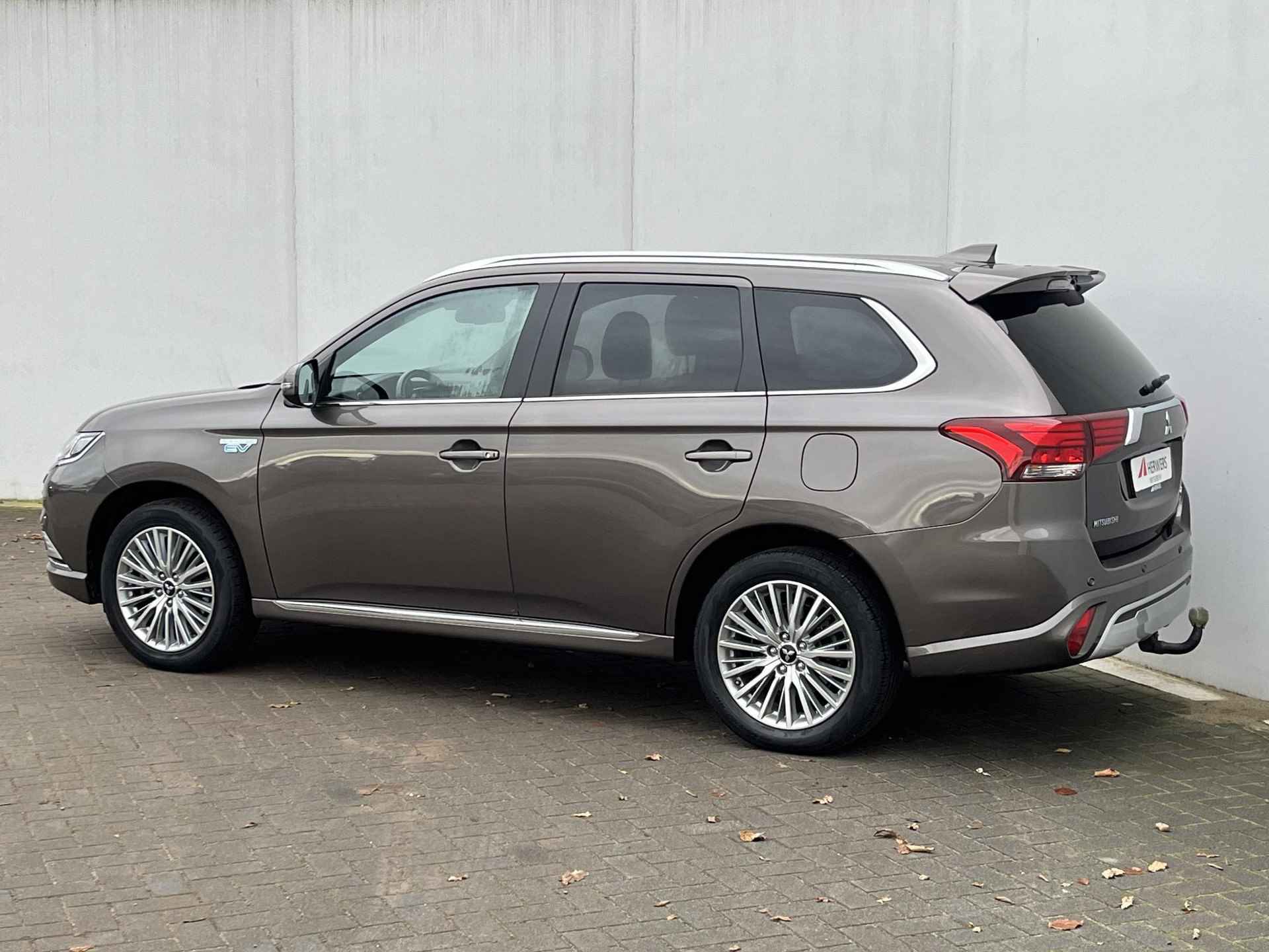 Mitsubishi Outlander 2.4 PHEV Instyle / Trekhaak (1.500KG Trekgewicht) / Lederen bekleding / Schuif-/kanteldak / Adaptieve cruise control / Dodehoekdetectie - 21/52