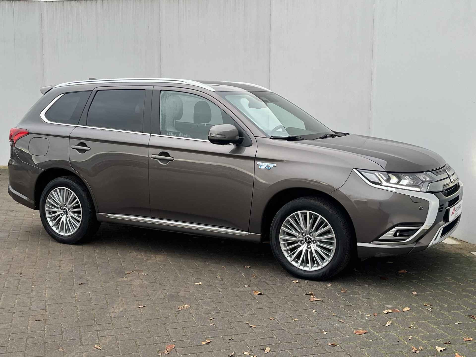 Mitsubishi Outlander 2.4 PHEV Instyle / Trekhaak (1.500KG Trekgewicht) / Lederen bekleding / Schuif-/kanteldak / Adaptieve cruise control / Dodehoekdetectie - 23/52