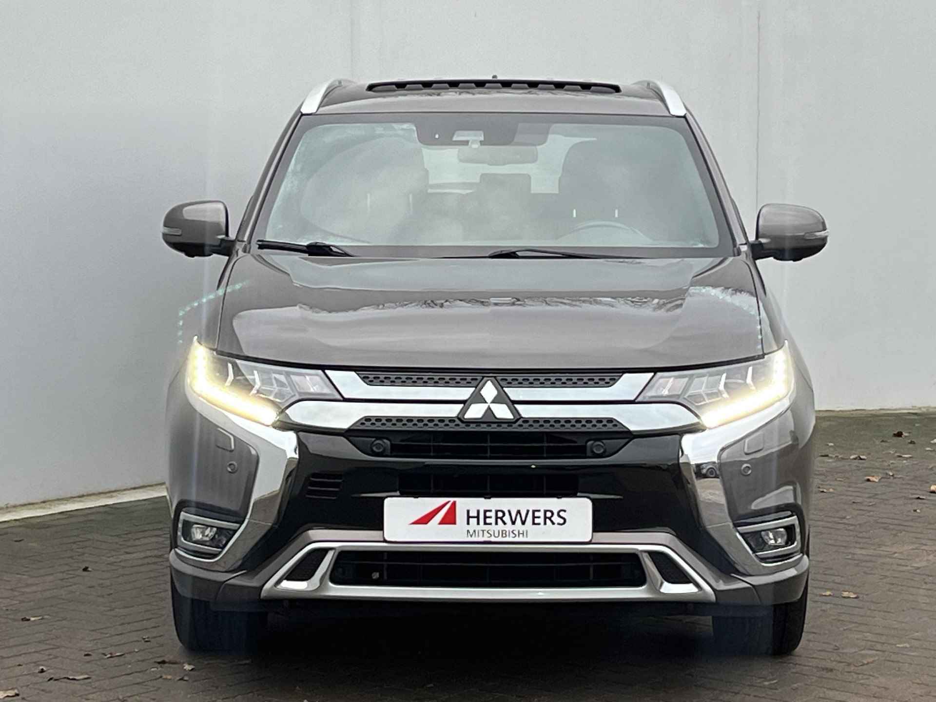 Mitsubishi Outlander 2.4 PHEV Instyle / Trekhaak (1.500KG Trekgewicht) / Lederen bekleding / Schuif-/kanteldak / Adaptieve cruise control / Dodehoekdetectie - 24/52