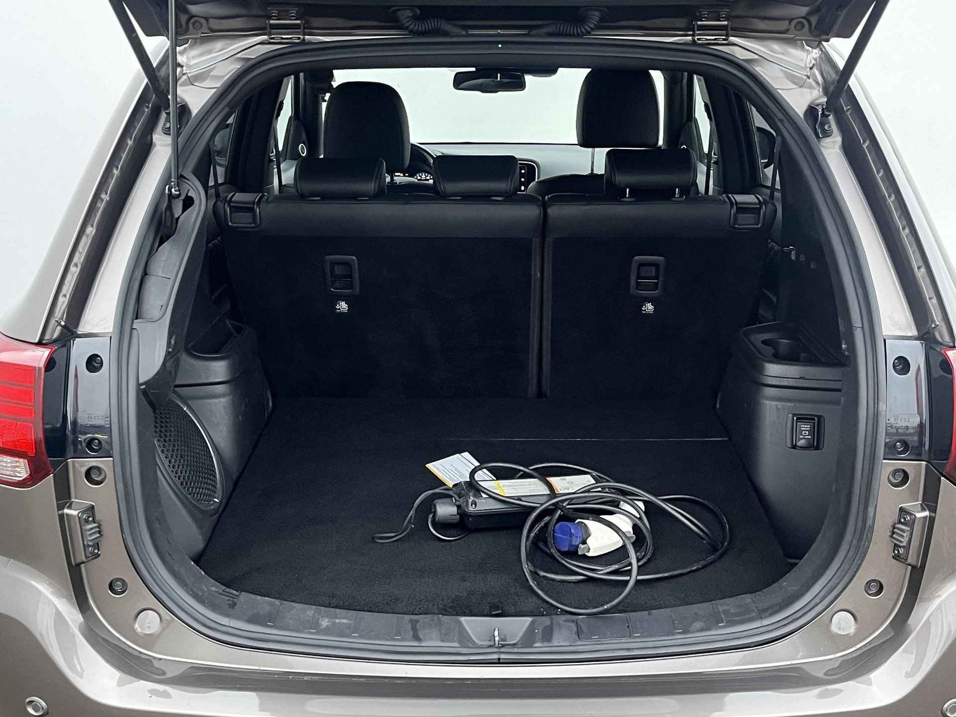 Mitsubishi Outlander 2.4 PHEV Instyle / Trekhaak (1.500KG Trekgewicht) / Lederen bekleding / Schuif-/kanteldak / Adaptieve cruise control / Dodehoekdetectie - 47/52