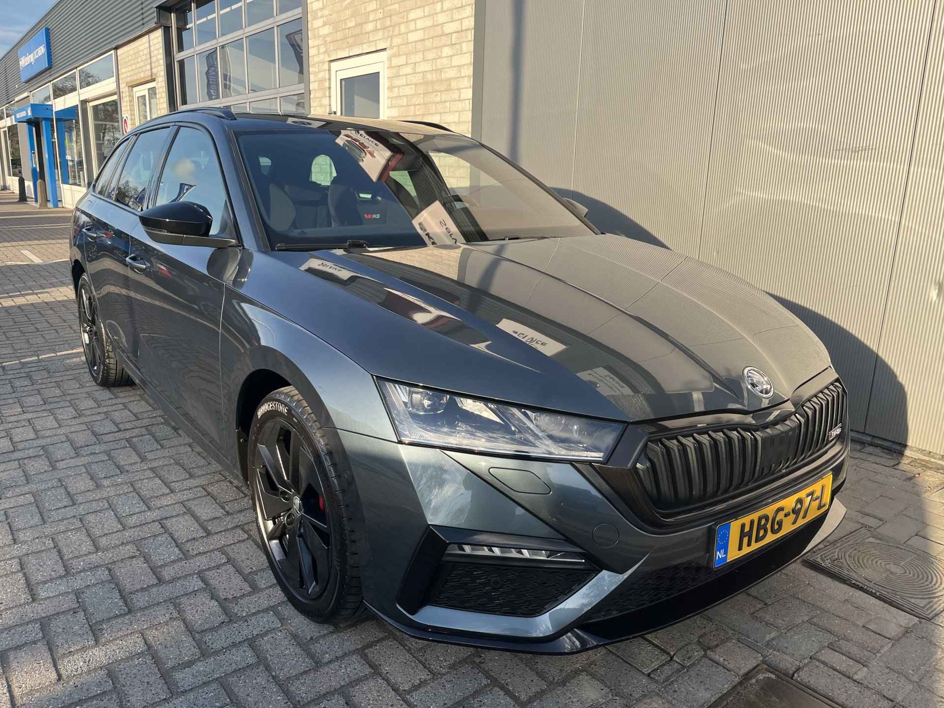 Škoda Octavia Combi 1.4 TSI RS iV PHEV Business / AUTOMAAT/ 245 PK/ PANO/ CAMERA/ PARK. SENSOREN/ MATRIX/ DODE HOEK/ DCC/ MEMORY SEATS/ HEAD UP DISPLAY/ KEYLESS/ STOELVERWARM./ ADAPT. CRUISE/ APP CONNECT/ NAVI/ CLIMA/ DAB/ 18" LMV - 46/49