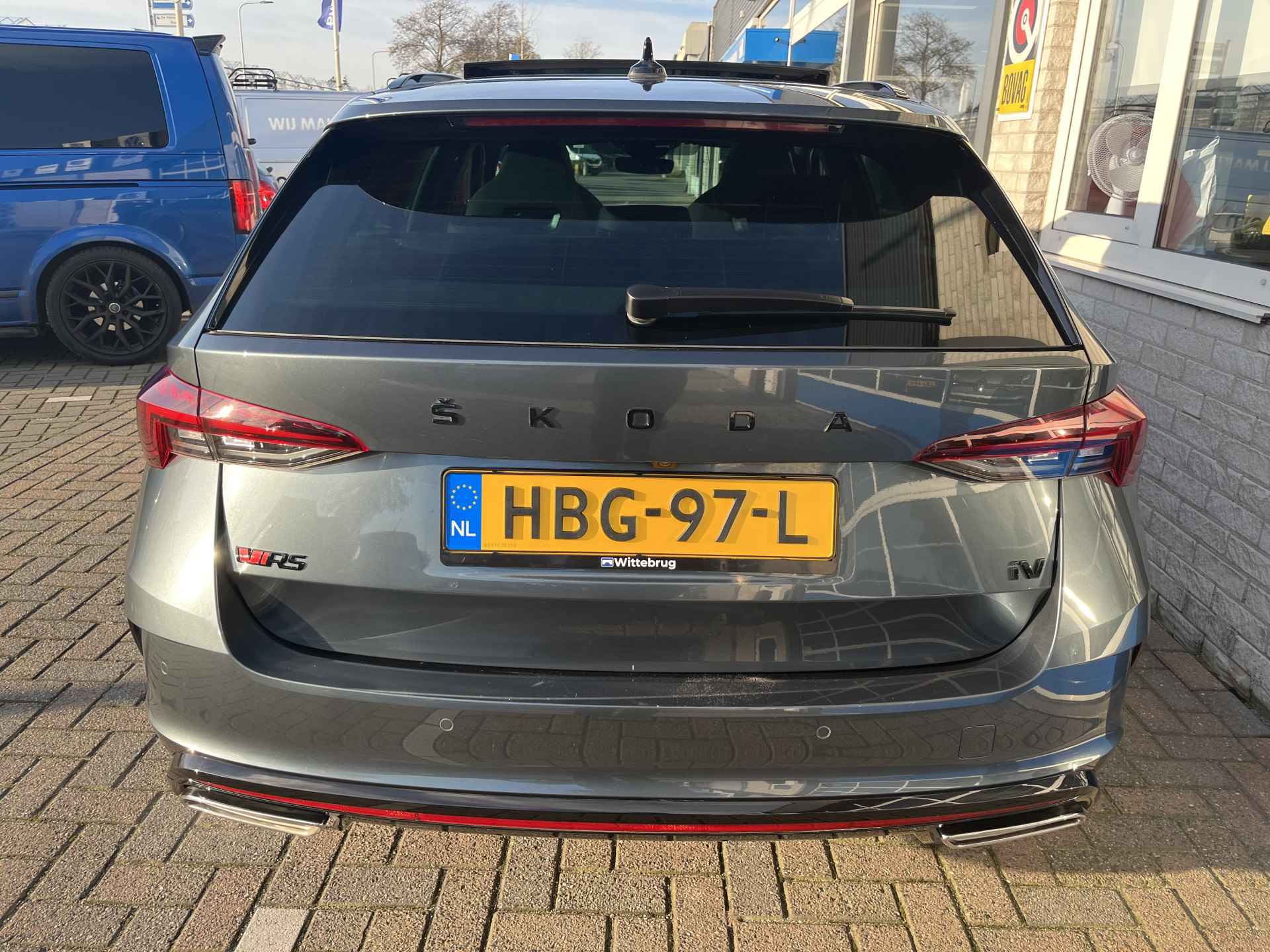 Škoda Octavia Combi 1.4 TSI RS iV PHEV Business / AUTOMAAT/ 245 PK/ PANO/ CAMERA/ PARK. SENSOREN/ MATRIX/ DODE HOEK/ DCC/ MEMORY SEATS/ HEAD UP DISPLAY/ KEYLESS/ STOELVERWARM./ ADAPT. CRUISE/ APP CONNECT/ NAVI/ CLIMA/ DAB/ 18" LMV - 40/49