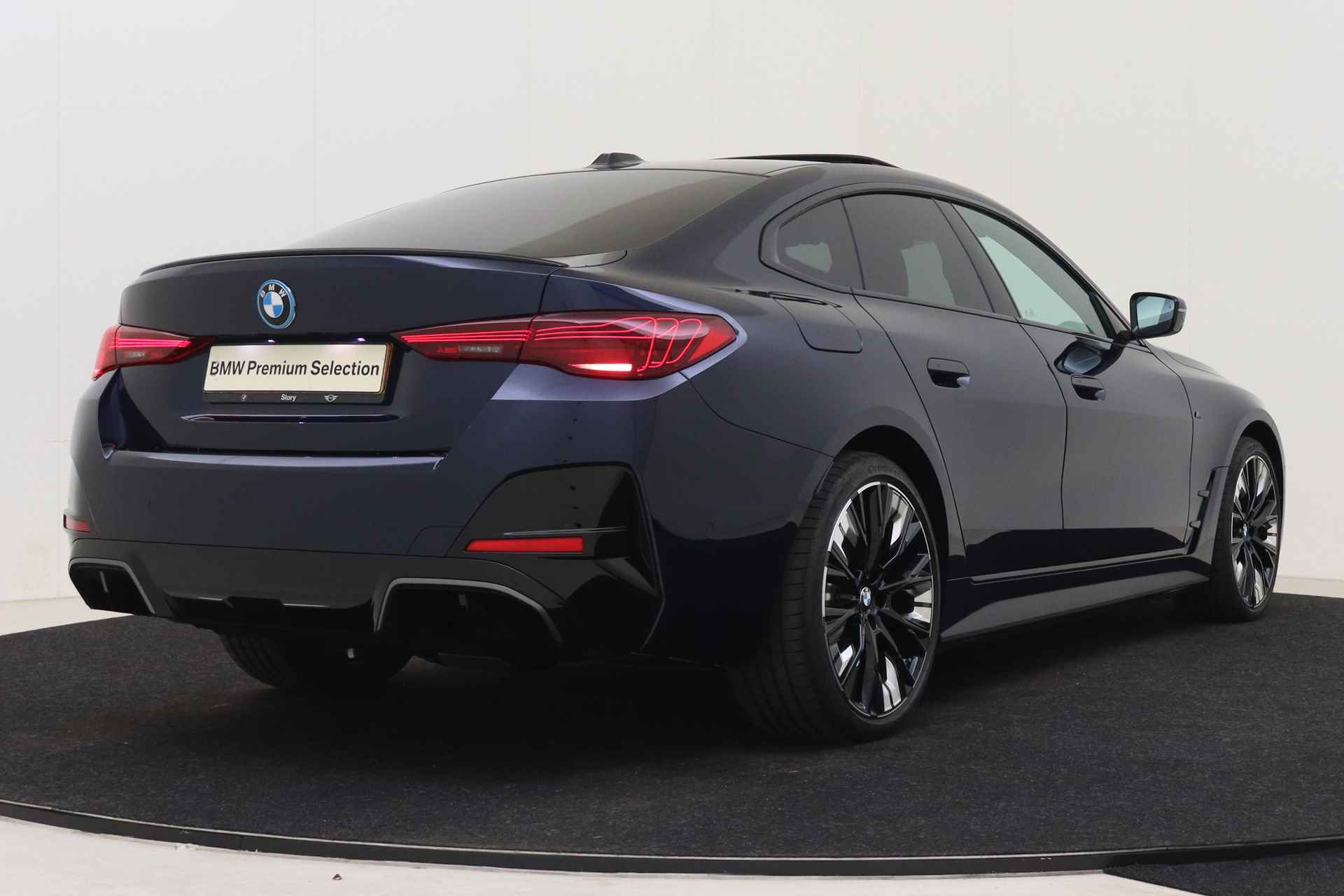 BMW i4 eDrive40 High Executive M Sport / Schuif-kanteldak / Stoelverwarming / Adaptieve LED / Harman Kardon / Parking Assistant Plus / Live Cockpit Professional - 3/61