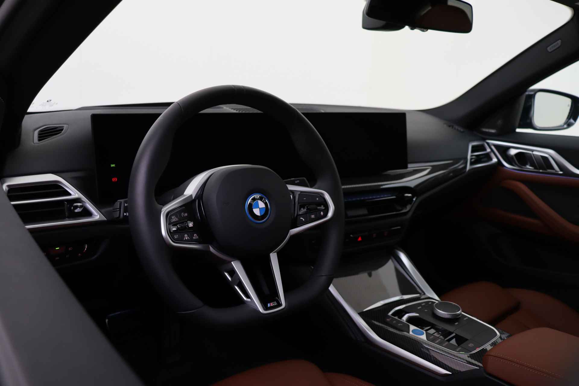 BMW i4 eDrive40 High Executive M Sport / Schuif-kanteldak / Stoelverwarming / Adaptieve LED / Harman Kardon / Parking Assistant Plus / Live Cockpit Professional - 4/61