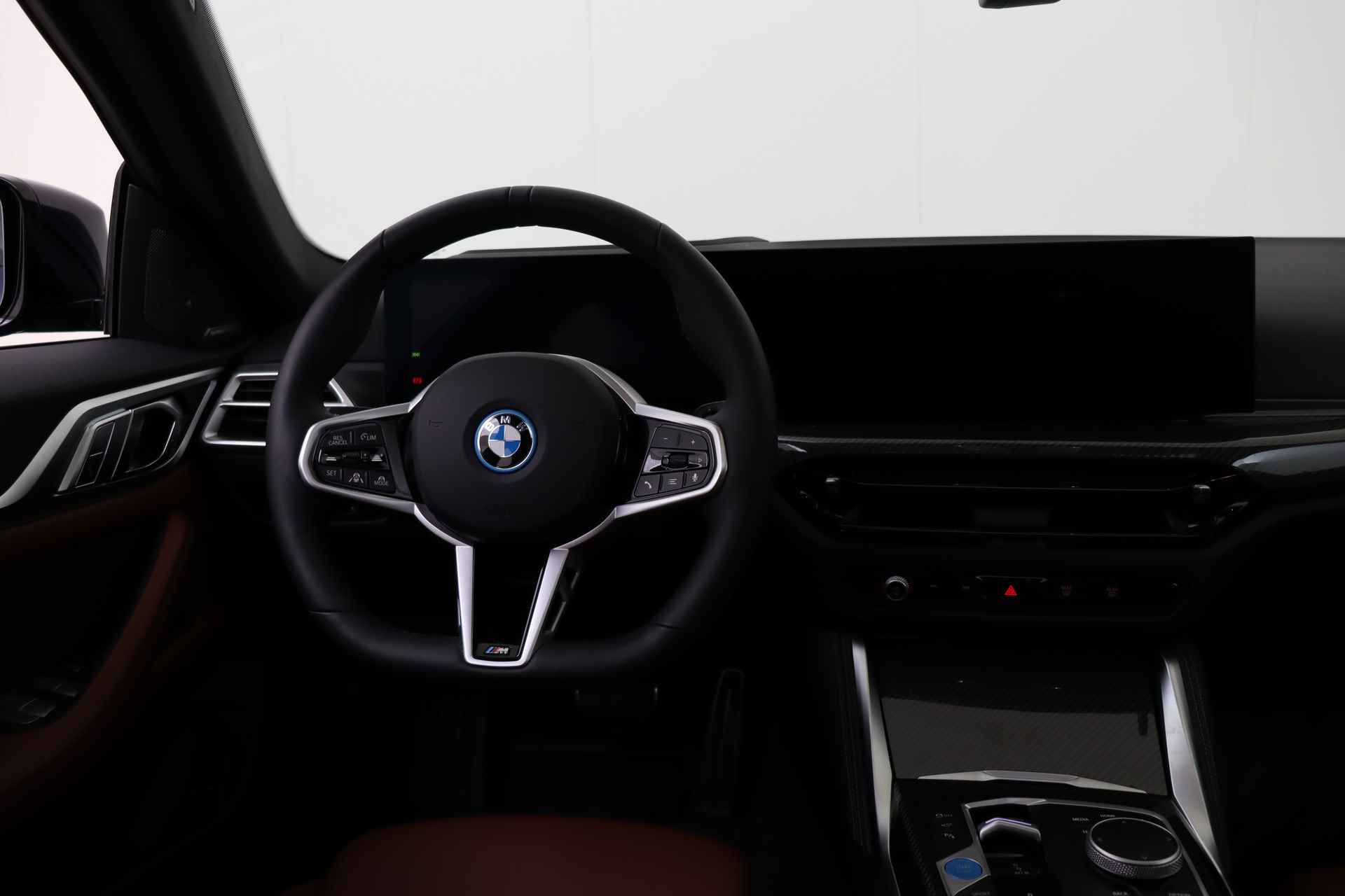 BMW i4 eDrive40 High Executive M Sport / Schuif-kanteldak / Stoelverwarming / Adaptieve LED / Harman Kardon / Parking Assistant Plus / Live Cockpit Professional - 21/61