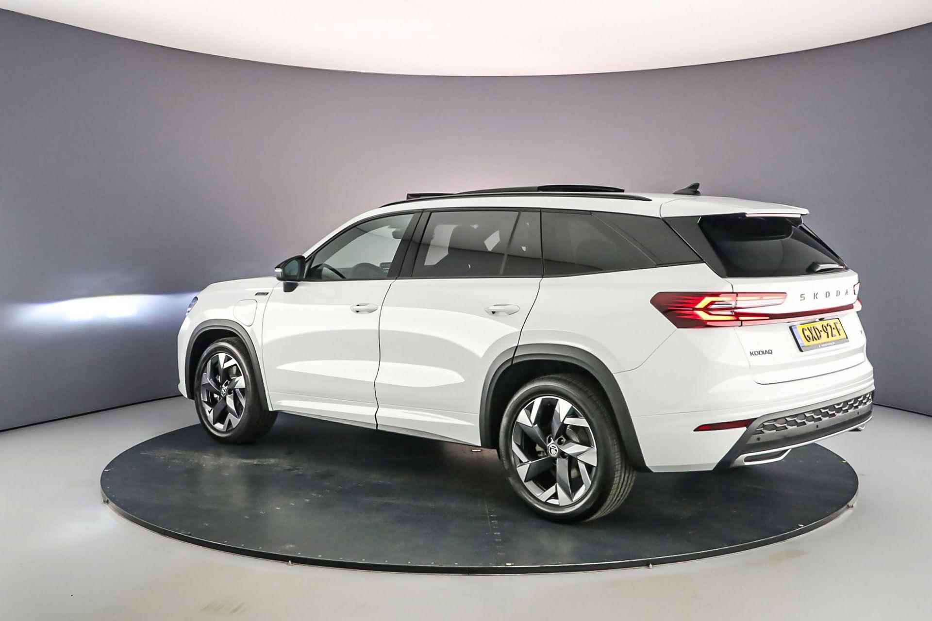 Skoda Kodiaq Sportline Business 1.5 TSI PHEV 204pk DSG Automaat Panoramadak, Elektrische achterklep, Achteruitrijcamera, Navigatie, Adaptive cruise control, Stuurwiel verwarmd, LED matrix koplampen - 3/50