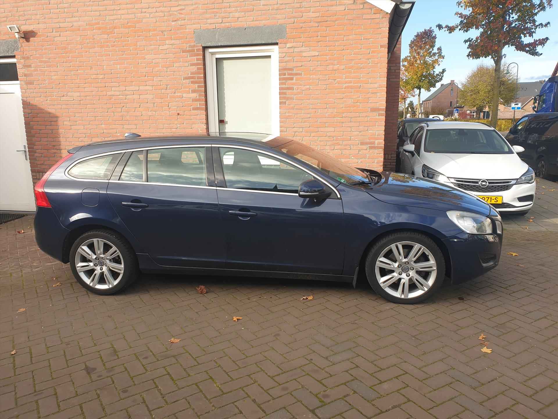 Volvo V60 2.0T 149KW AUT6 - 2/40