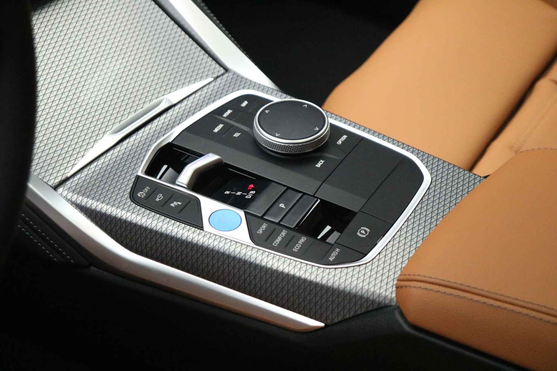 BMW i4 M50 High Executive 84 kWh / Schuif-kanteldak / M Sportstoelen / Laserlight / Adaptief M Onderstel / Parking Assistant Plus / Driving Assistant Professional - 26/26
