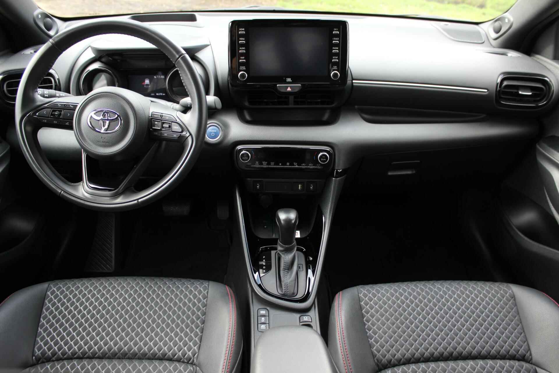 Toyota Yaris 1.5 Hybrid Executive // NL Auto met NAP - Heads Up Display - LED - Navi. - Achteruitrijcamera - Stoelverwarming - 15/38