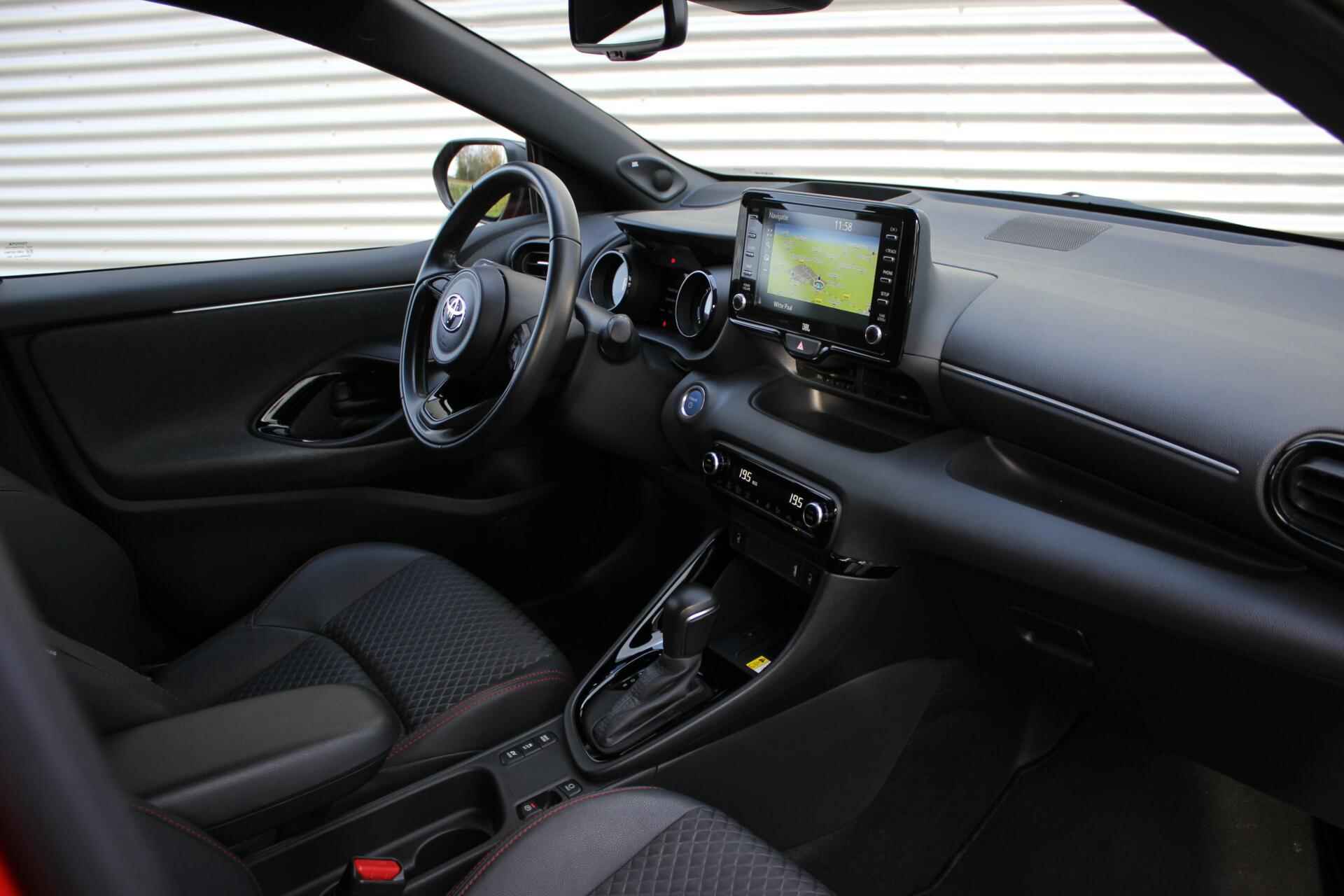 Toyota Yaris 1.5 Hybrid Executive // NL Auto met NAP - Heads Up Display - LED - Navi. - Achteruitrijcamera - Stoelverwarming - 16/38