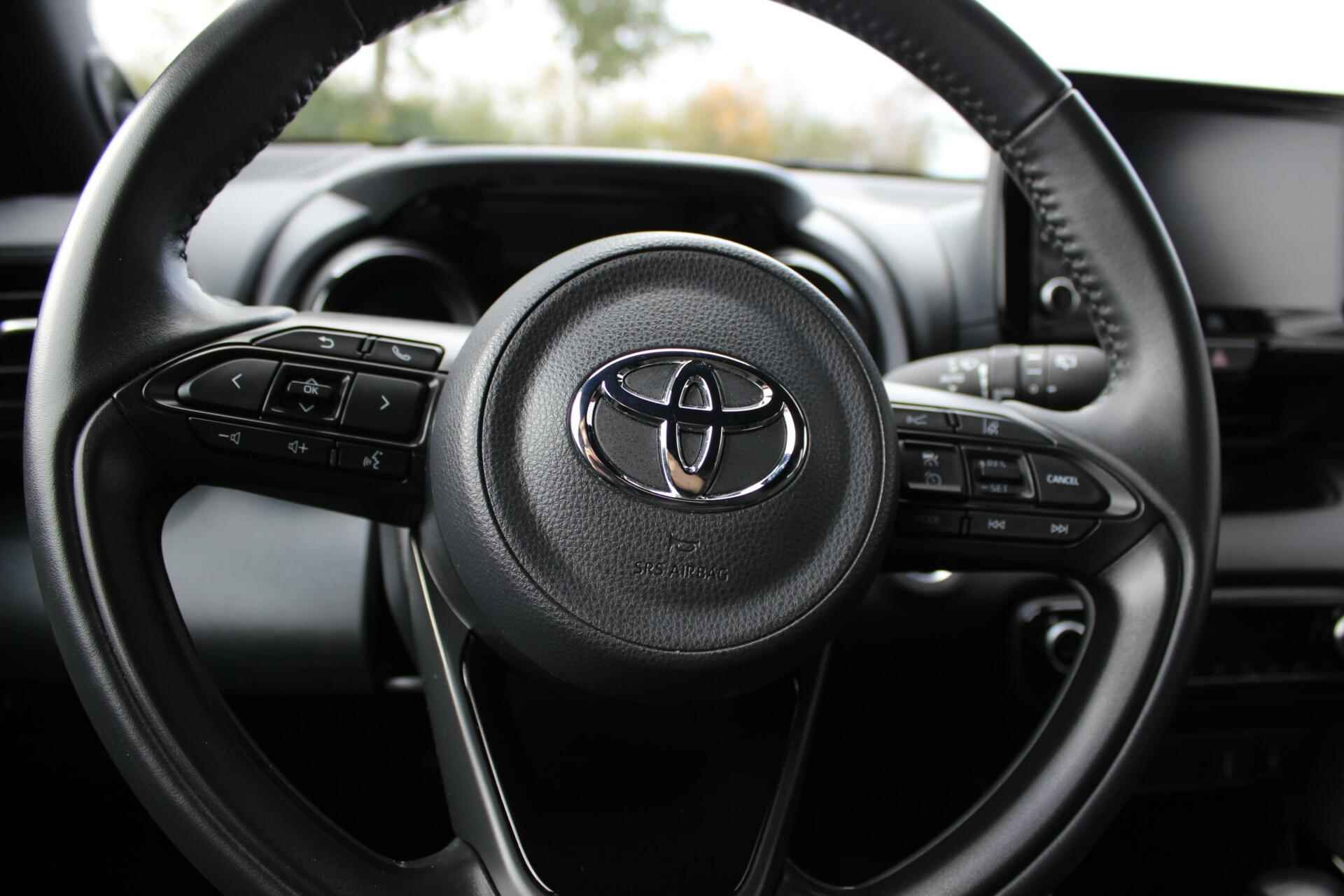 Toyota Yaris 1.5 Hybrid Executive // NL Auto met NAP - Heads Up Display - LED - Navi. - Achteruitrijcamera - Stoelverwarming - 18/38