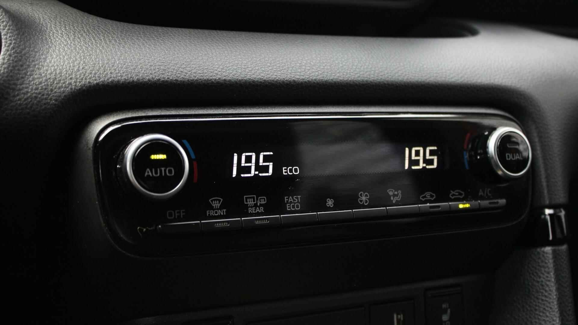 Toyota Yaris 1.5 Hybrid Executive // NL Auto met NAP - Heads Up Display - LED - Navi. - Achteruitrijcamera - Stoelverwarming - 27/38