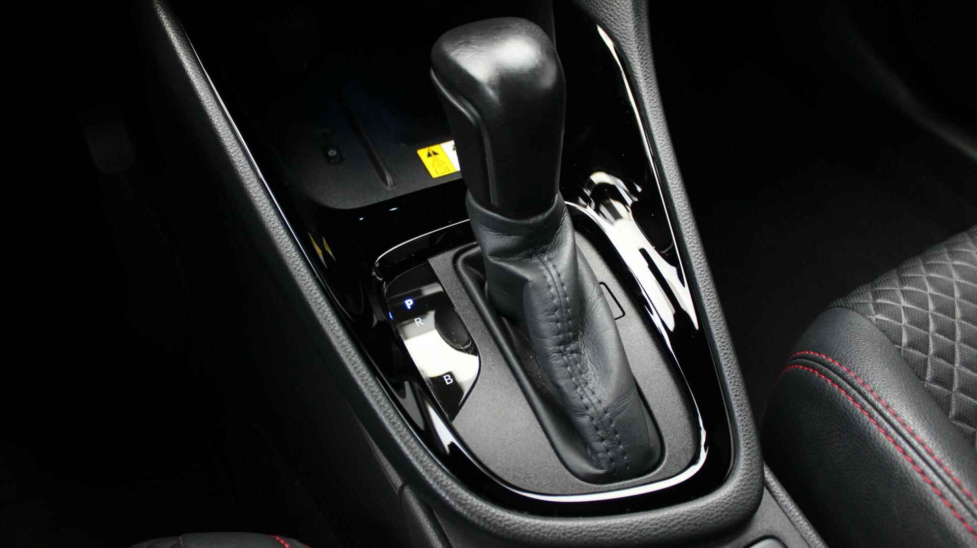 Toyota Yaris 1.5 Hybrid Executive // NL Auto met NAP - Heads Up Display - LED - Navi. - Achteruitrijcamera - Stoelverwarming - 30/38