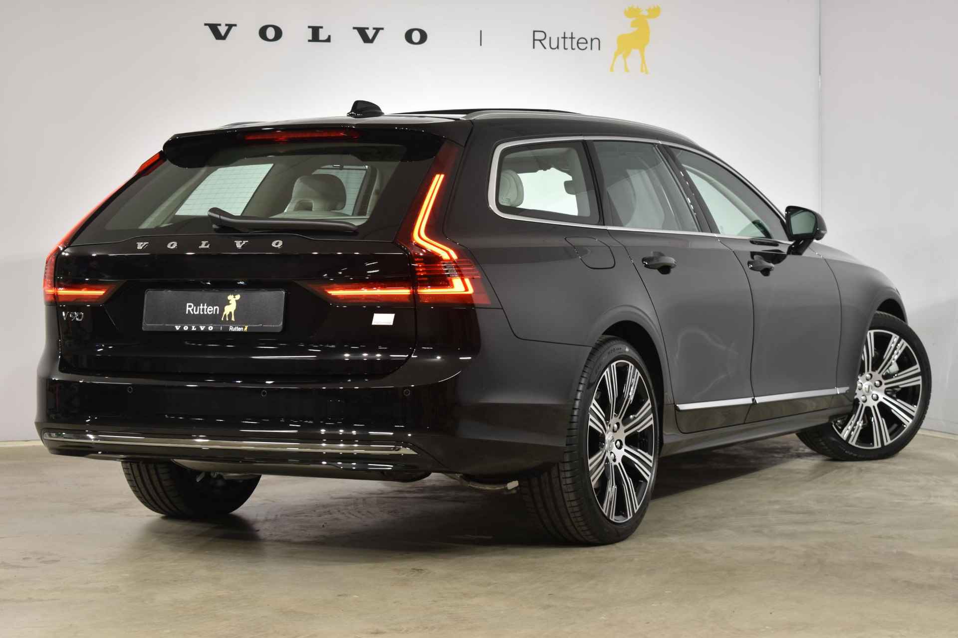 Volvo V90 T6 350PK Recharge AWD Ultimate Bright / Luchtvering / Nappa Leder met Ventilatie / 20'' velgen / 360 camera / Head-up Display - 2/70