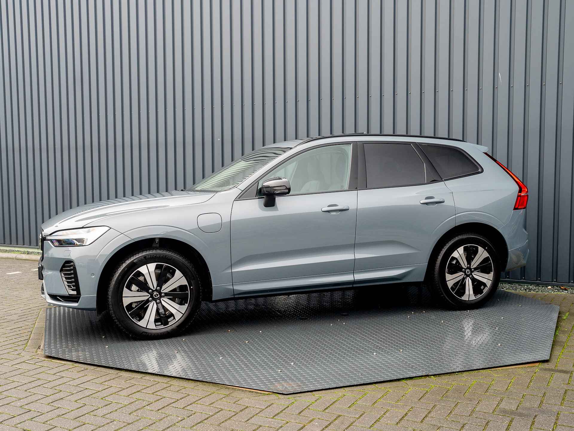 Volvo XC60 2.0 T6 Plug-in hybrid AWD Plus Dark | 360 Camera | Harman/Kardon | Trekhaak | Panodak | Long Range | Prijs Rijklaar!! - 2/51