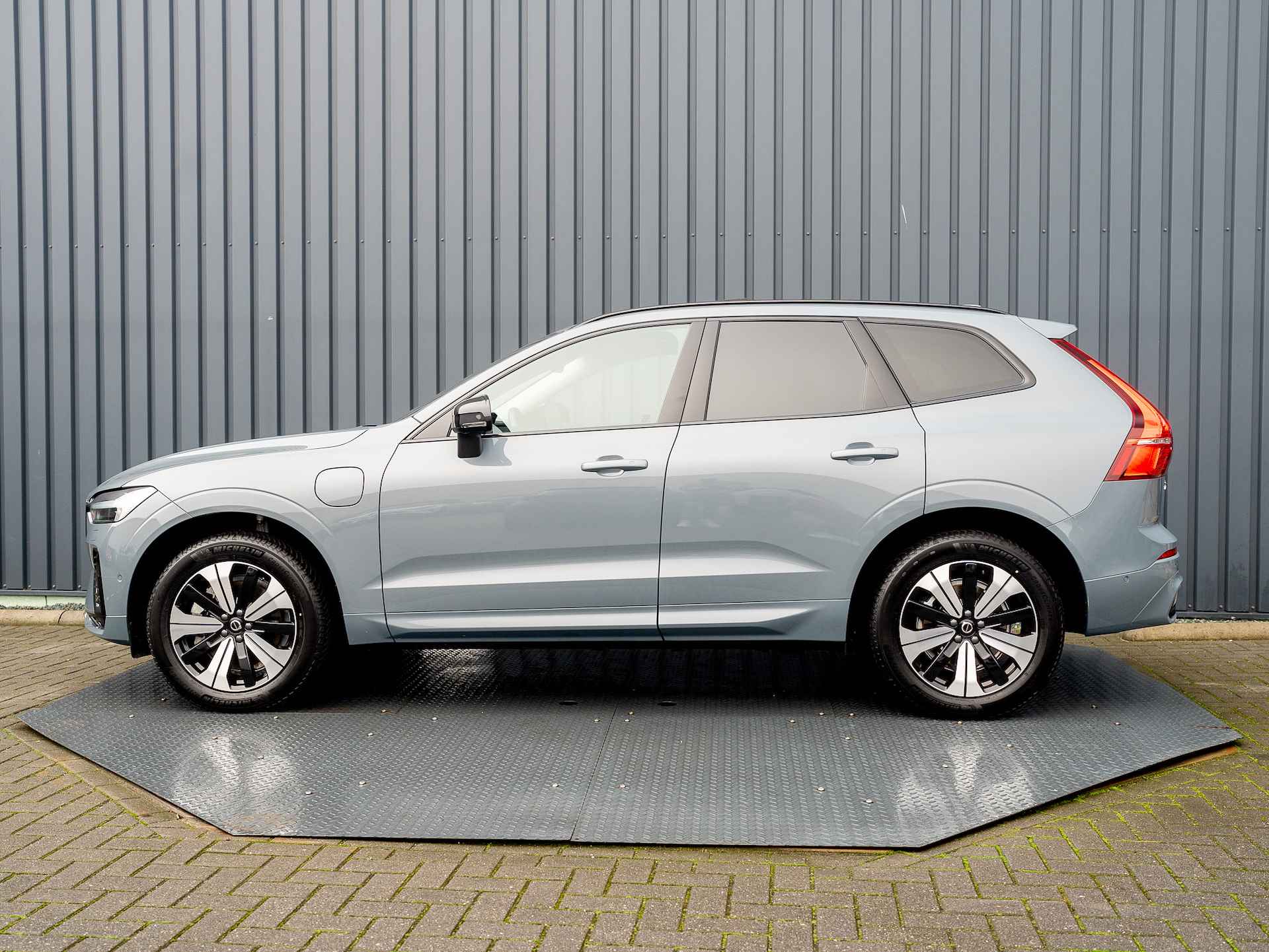 Volvo XC60 2.0 T6 Plug-in hybrid AWD Plus Dark | 360 Camera | Harman/Kardon | Trekhaak | Panodak | Long Range | Prijs Rijklaar!! - 3/51