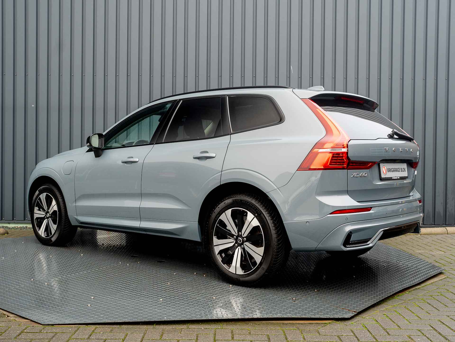 Volvo XC60 2.0 T6 Plug-in hybrid AWD Plus Dark | 360 Camera | Harman/Kardon | Trekhaak | Panodak | Long Range | Prijs Rijklaar!! - 4/51