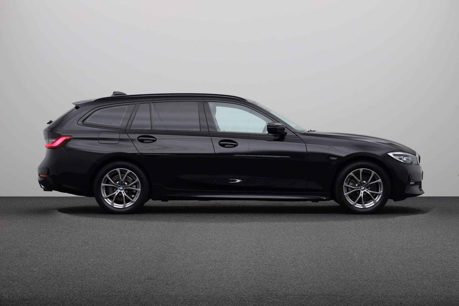 BMW 3 Serie Touring 320d High Executive | Model Sport Line | Elektrisch verwarmde voorstoelen| Ambiente verlichting | Park Distance Control voor/achter (PDC) | Active Cruise Control e | DAB-tuner | HiFi System | - 11/23