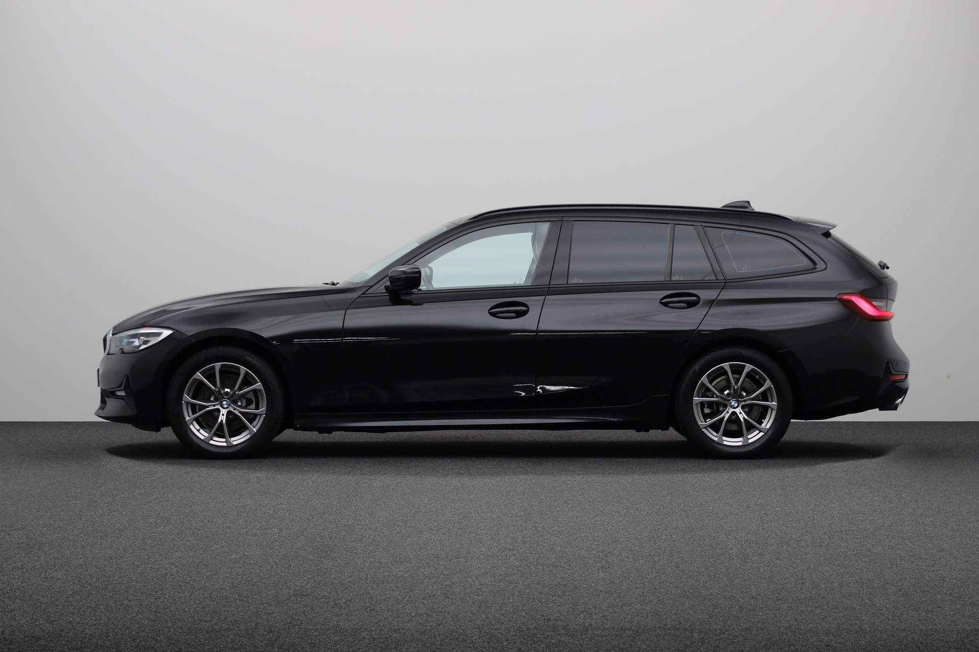 BMW 3 Serie Touring 320d High Executive | Model Sport Line | Elektrisch verwarmde voorstoelen| Ambiente verlichting | Park Distance Control voor/achter (PDC) | Active Cruise Control e | DAB-tuner | HiFi System | - 14/23