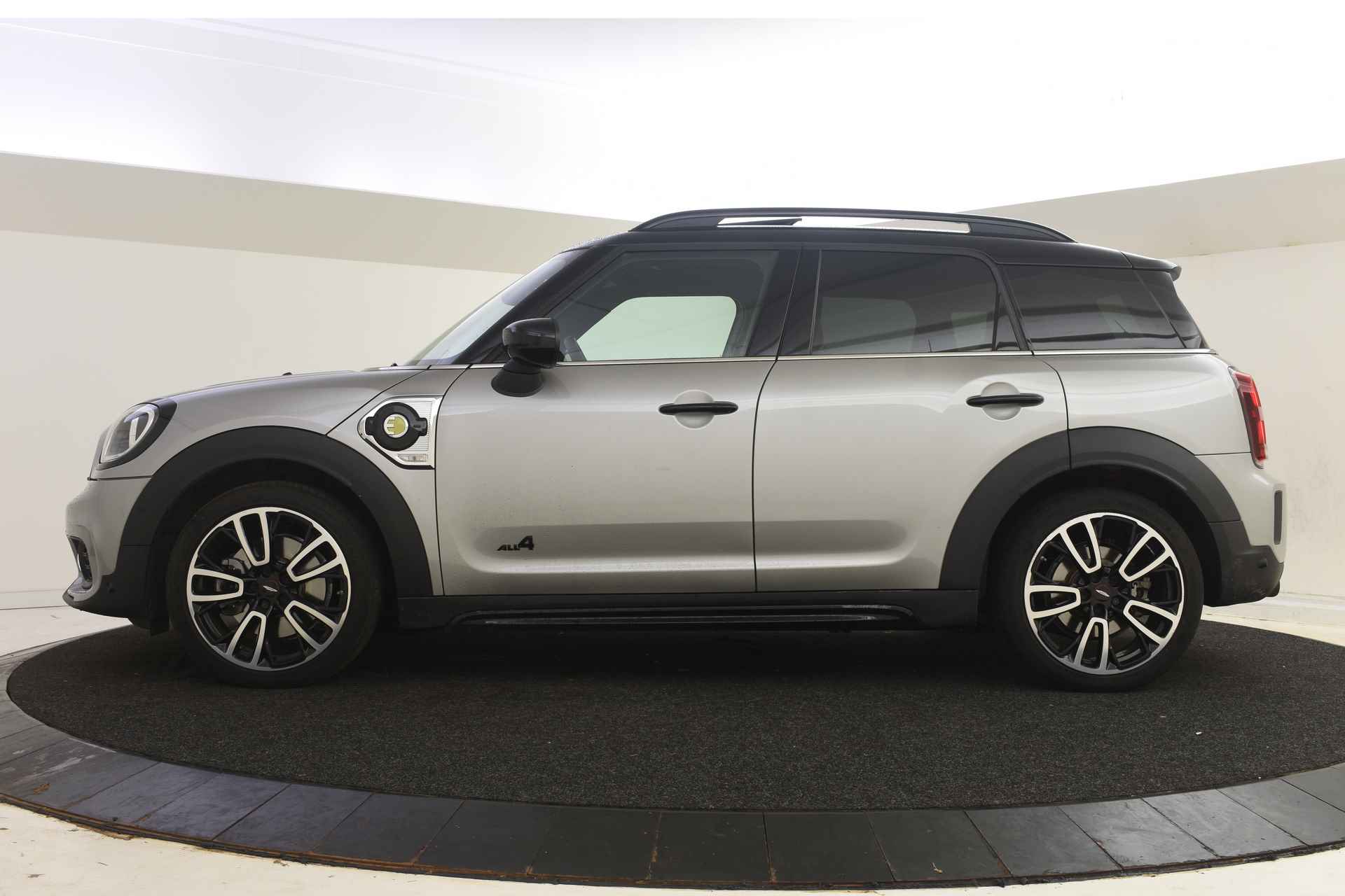 MINI Countryman Cooper SE ALL4 JCW Automaat / Premium Plus Pakket / Panoramadak / Achteruitrijcamera / Comfort Access Active Cruise Control / LED / Stoelverwarming - 4/48