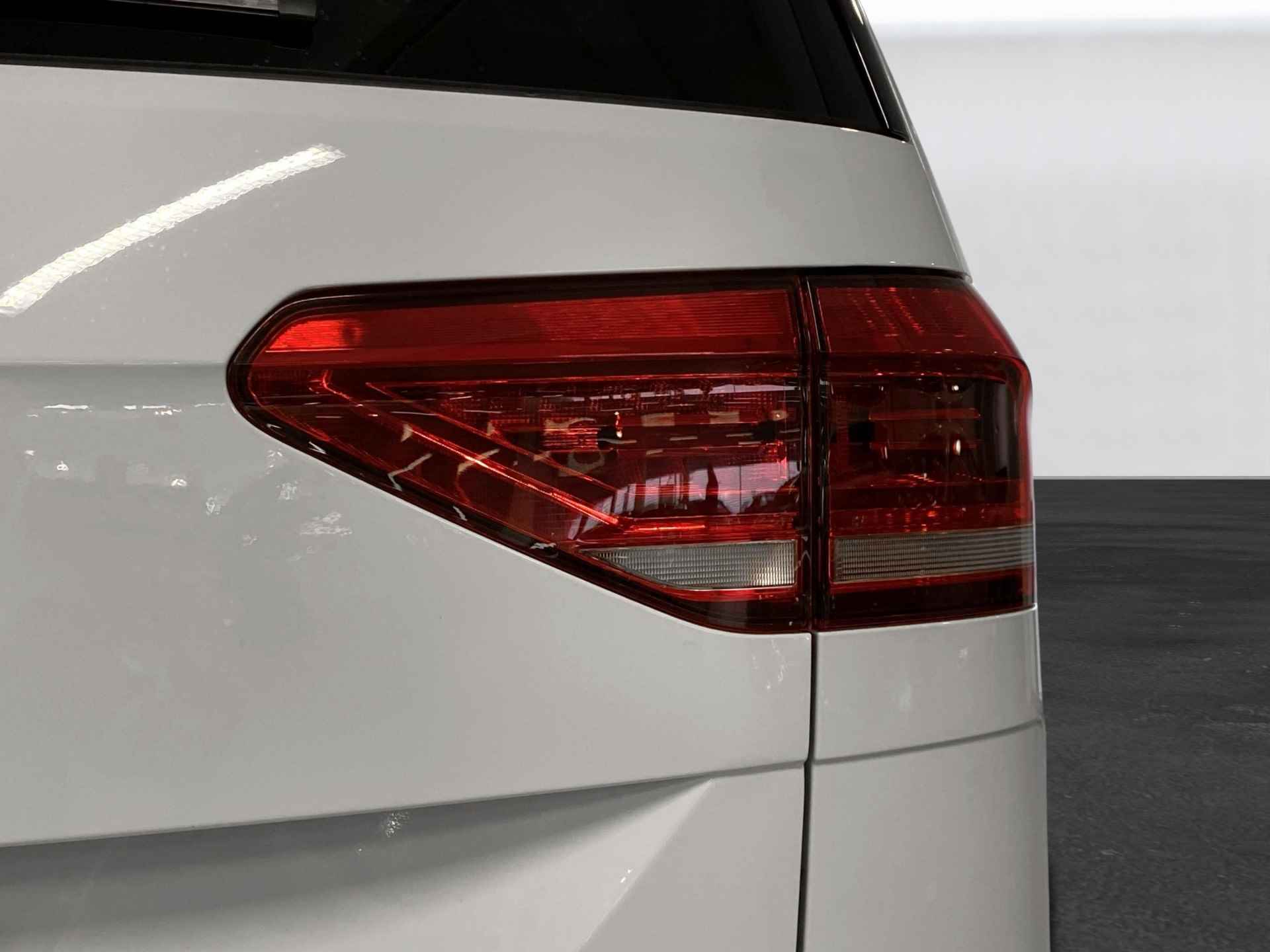 Volkswagen Touran 1.5TSI 150pk DSG Family 7p | Koplampverlichting LED | Adaptive Cruise Control | - 28/31
