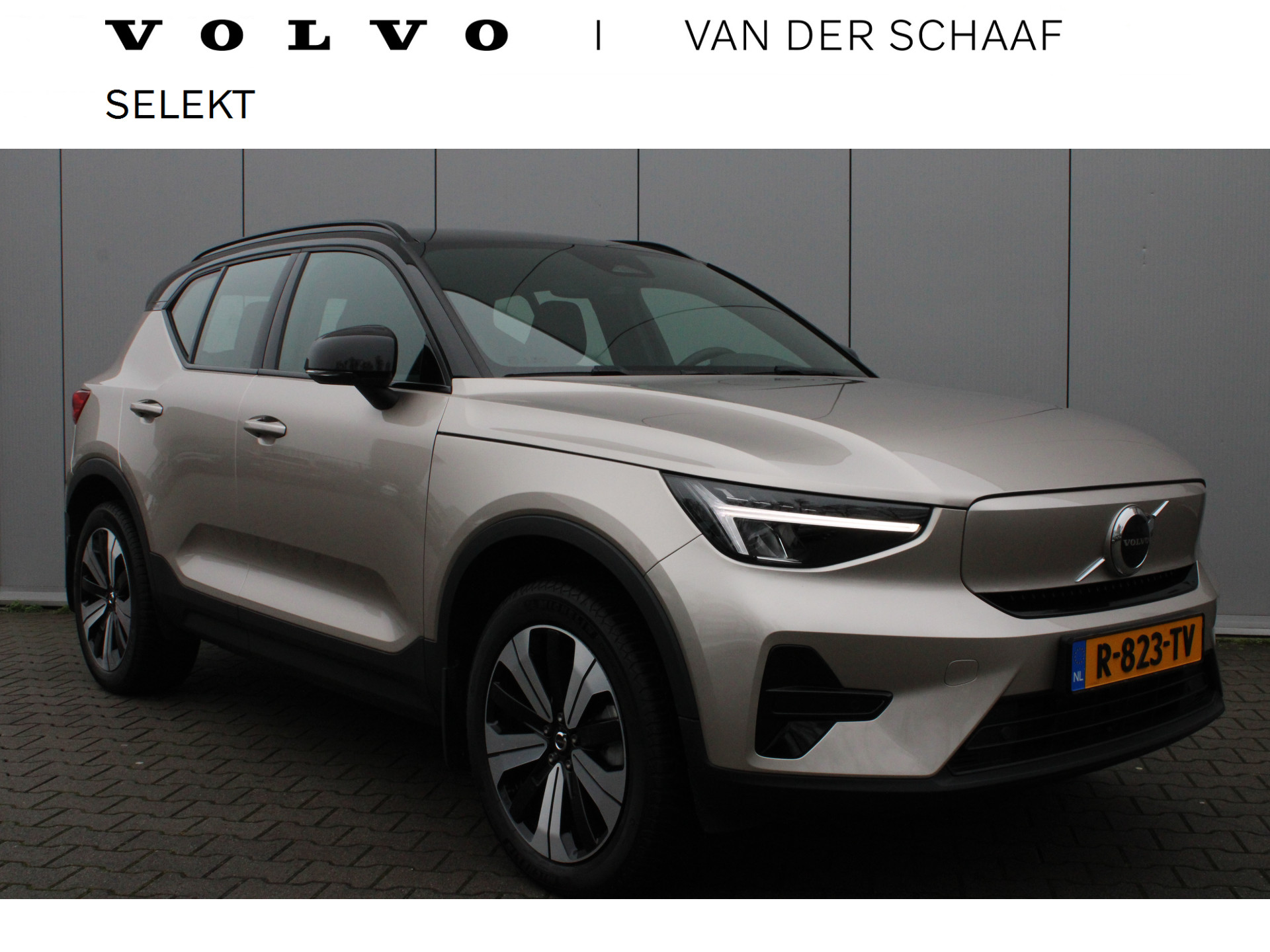 Volvo XC40 Recharge Core 70 kWh | All Season banden | Park assist camera |