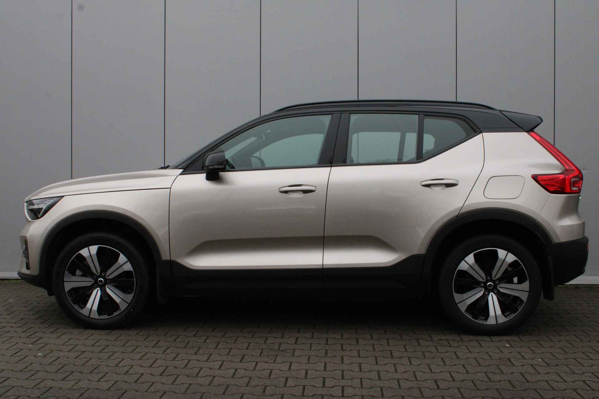 Volvo XC40 Recharge Core 70 kWh | All Season banden | Park assist camera | - 6/25