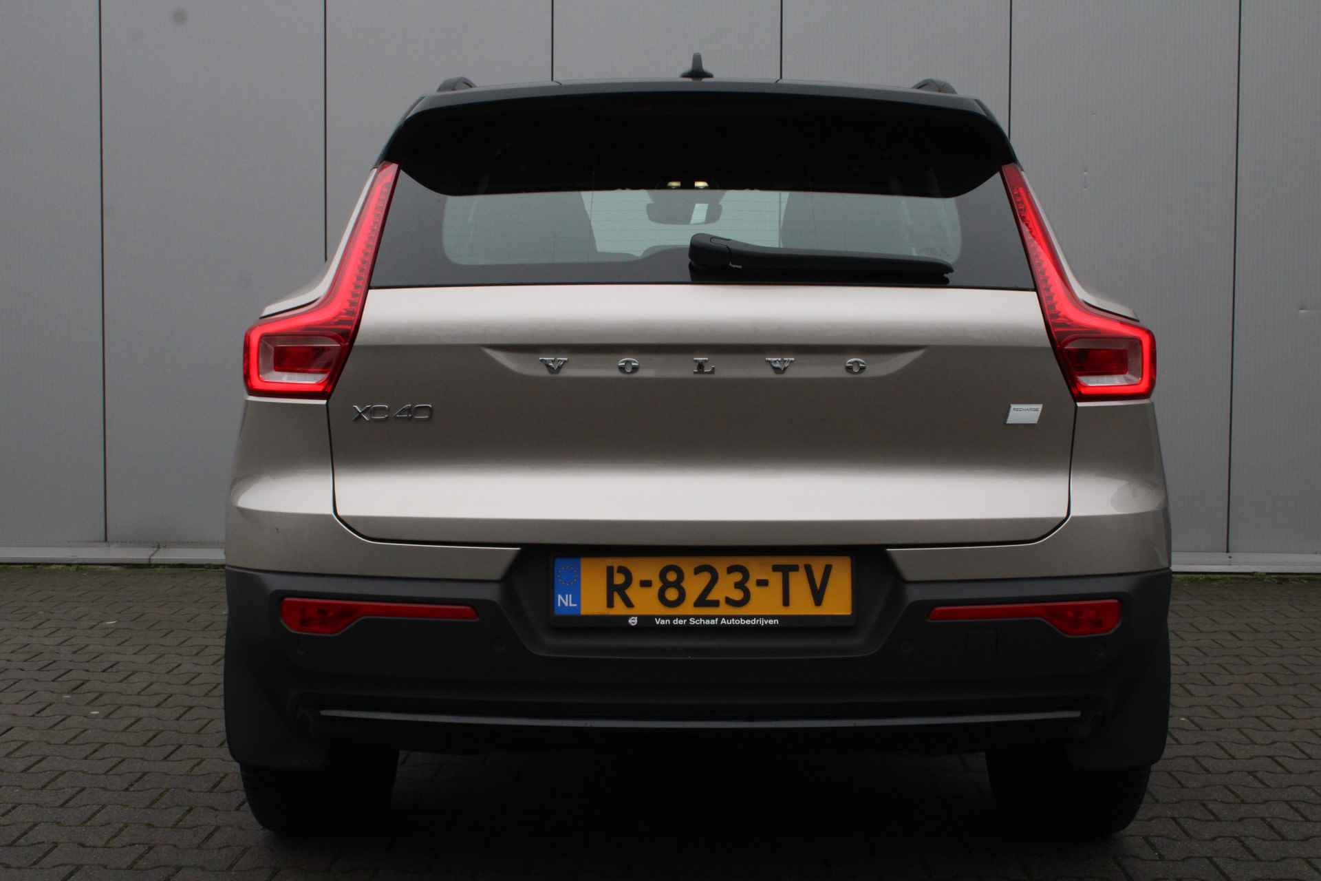 Volvo XC40 Recharge Core 70 kWh | All Season banden | Park assist camera | - 7/25