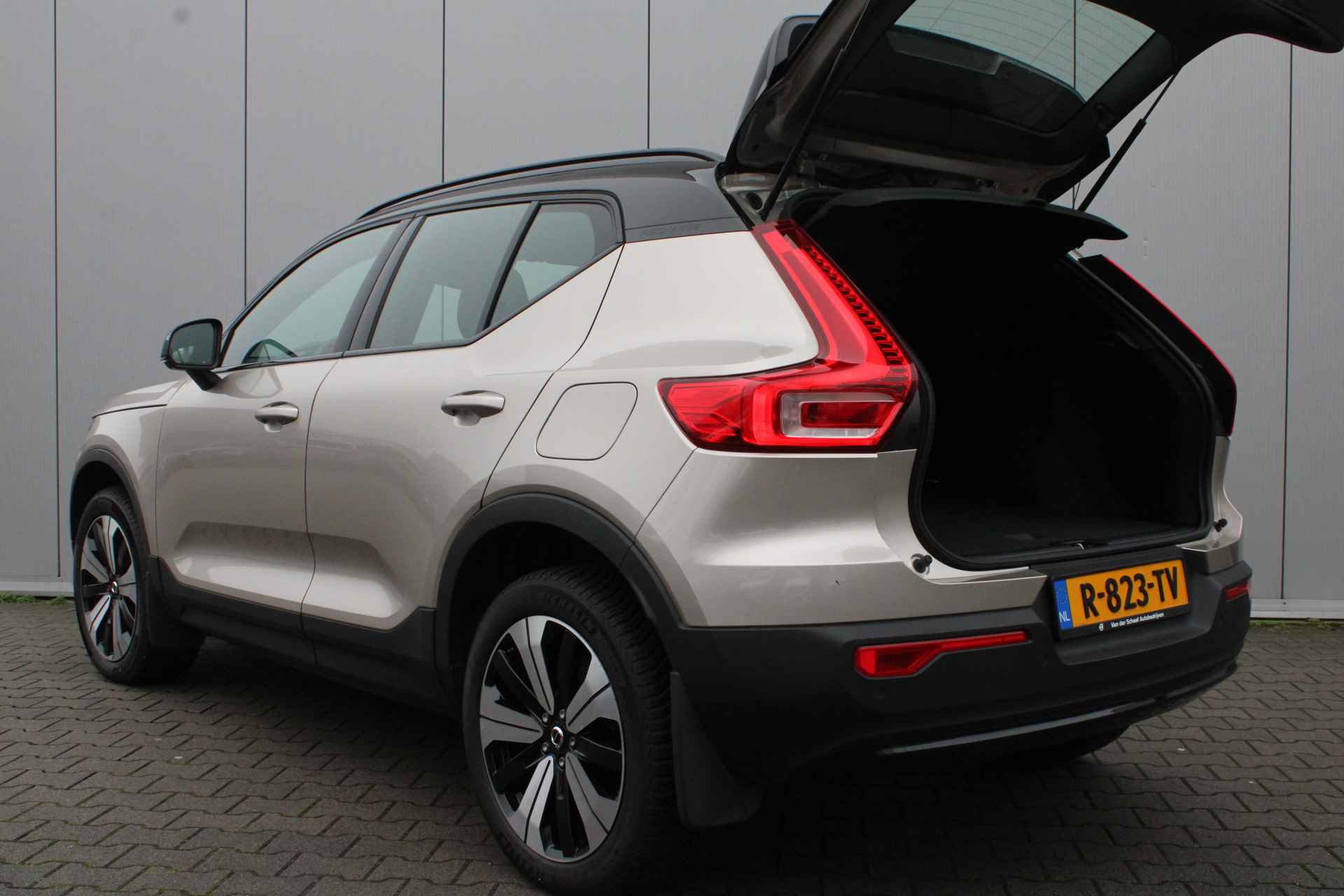 Volvo XC40 Recharge Core 70 kWh | All Season banden | Park assist camera | - 9/25