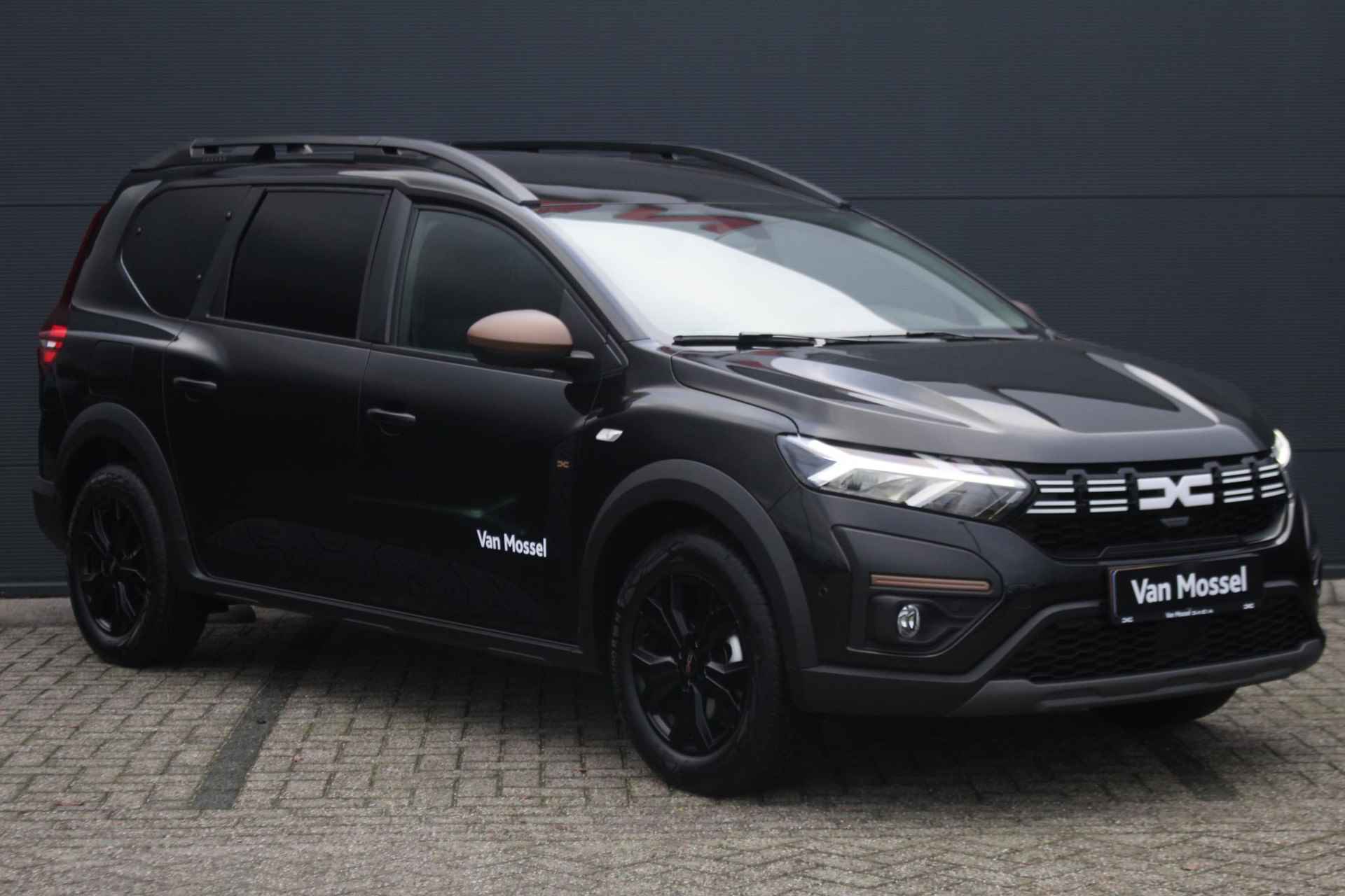 Dacia Jogger 1.0 TCe 110pk Extreme 7p. | Pack Extreme | Navigatie | Achteruitrijcamera | Apple Carplay/Android Auto | Climate Control | 7 Persoons - 3/37