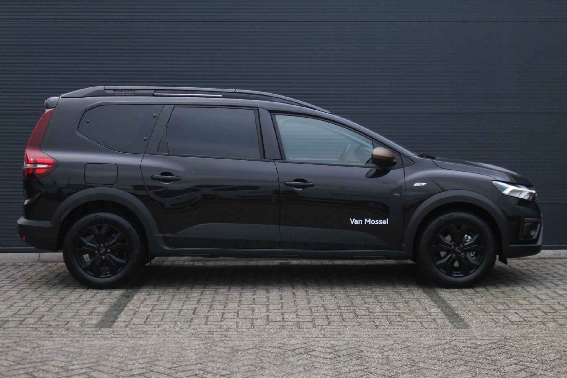 Dacia Jogger 1.0 TCe 110pk Extreme 7p. | Pack Extreme | Navigatie | Achteruitrijcamera | Apple Carplay/Android Auto | Climate Control | 7 Persoons - 4/37