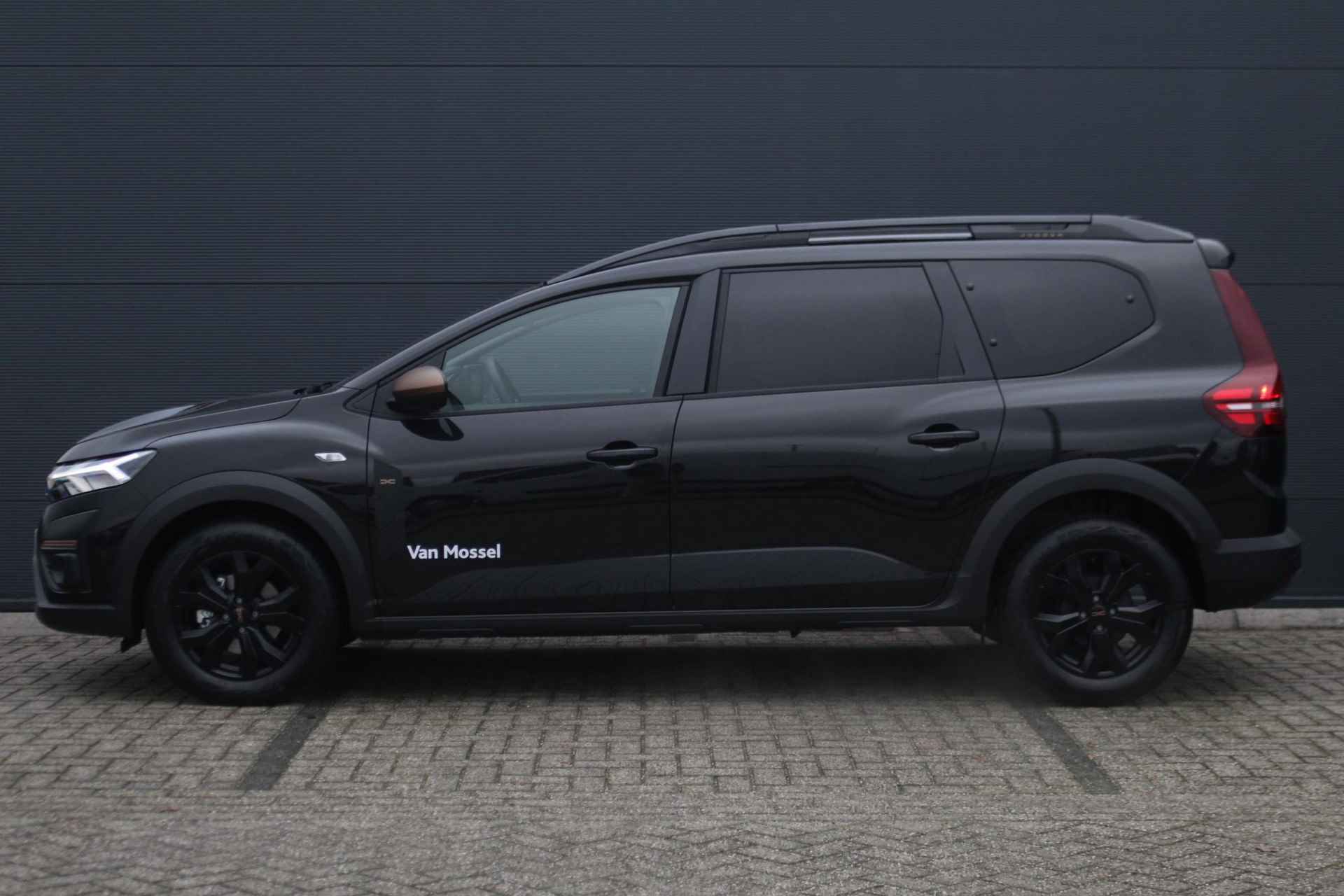 Dacia Jogger 1.0 TCe 110pk Extreme 7p. | Pack Extreme | Navigatie | Achteruitrijcamera | Apple Carplay/Android Auto | Climate Control | 7 Persoons - 8/37
