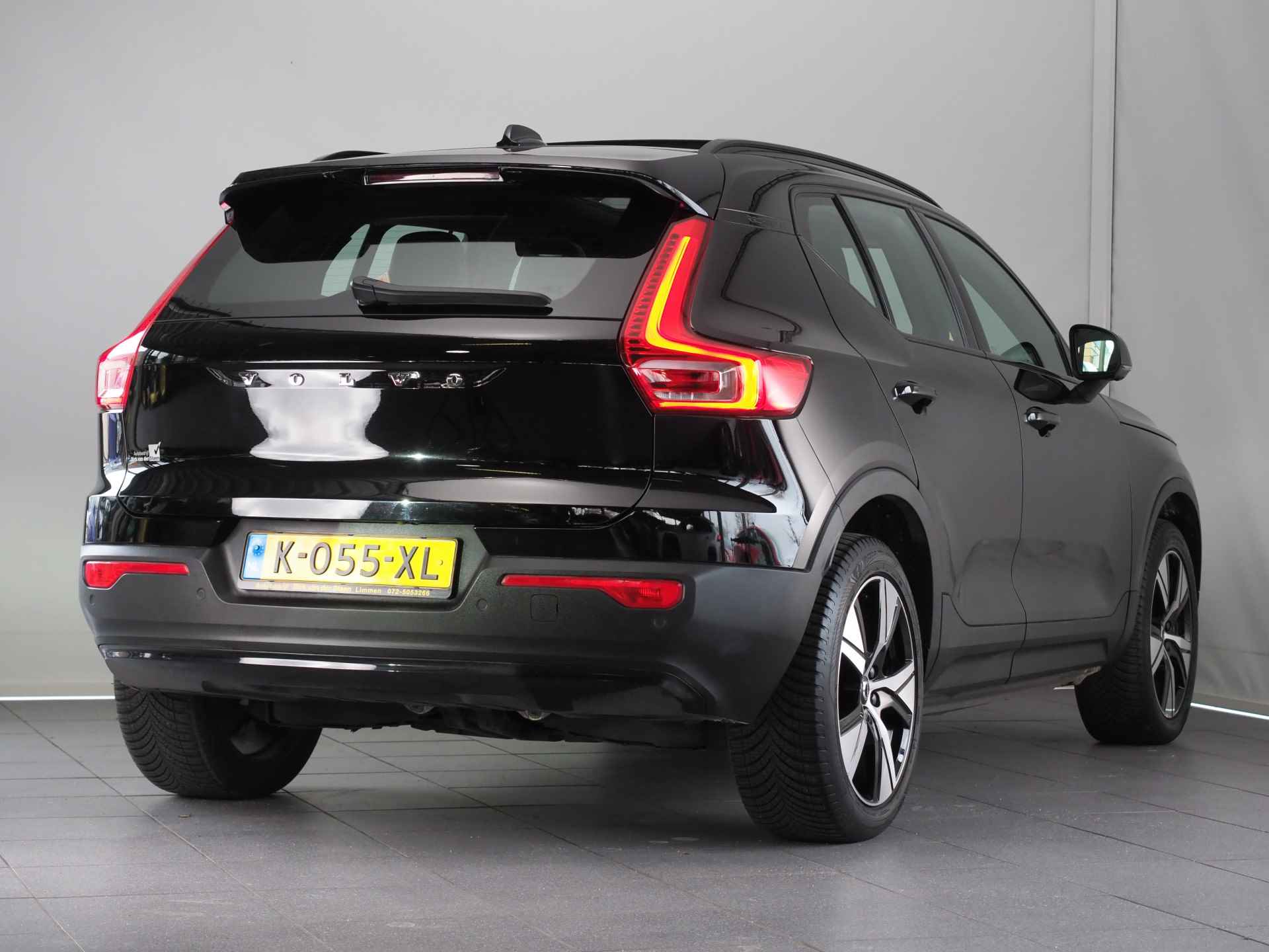 Volvo XC40 Recharge P8 AWD R-Design | 360° Camera | Apple Carplay/Android Auto | Cruise Control Adaptief | Trekhaak Uitklapbaar | Stuurwiel/Voorstoelen Verwarmd | LED | Elektrisch Glazen Panorama-Dak | - 3/33