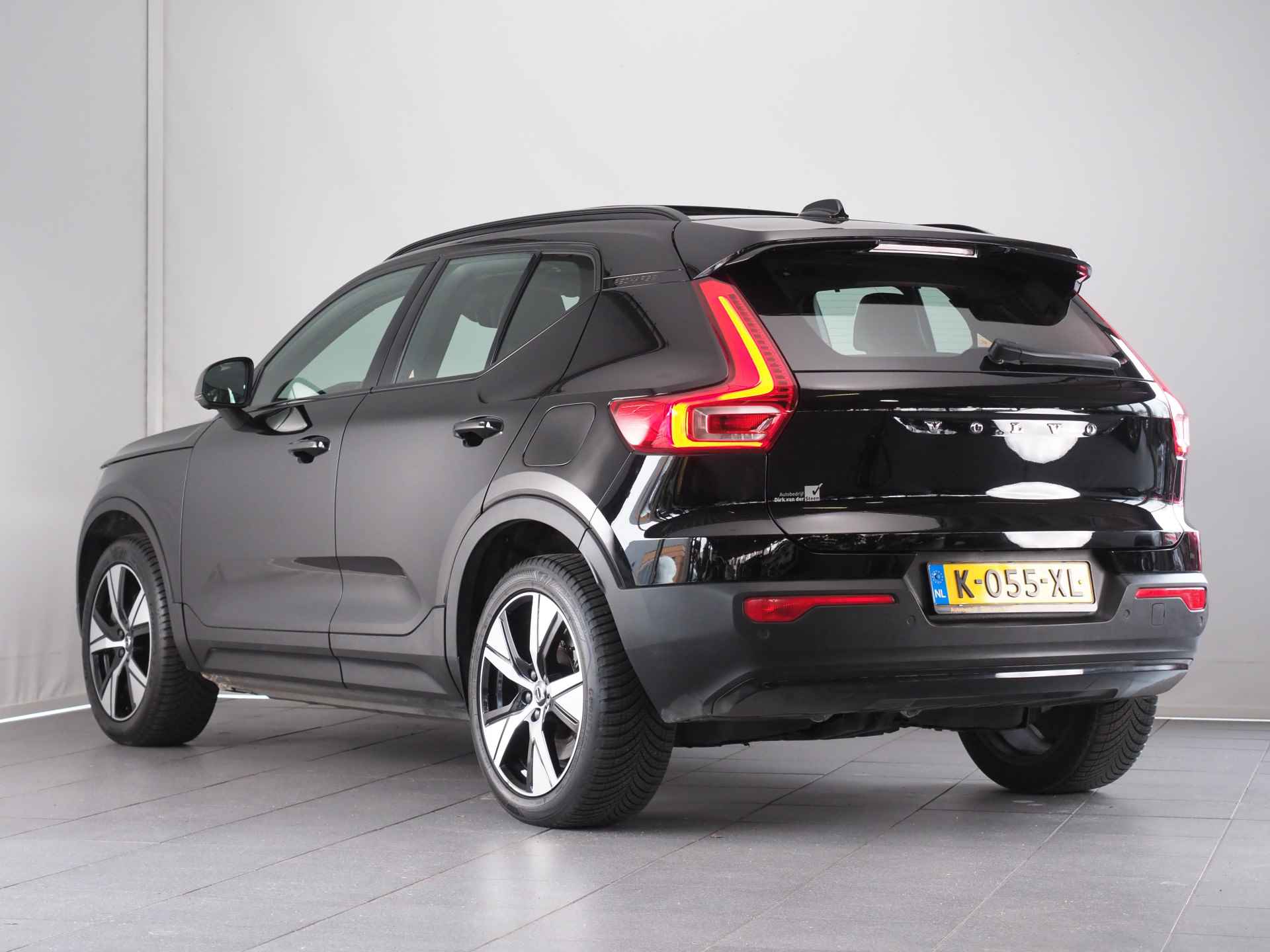 Volvo XC40 Recharge P8 AWD R-Design | 360° Camera | Apple Carplay/Android Auto | Cruise Control Adaptief | Trekhaak Uitklapbaar | Stuurwiel/Voorstoelen Verwarmd | LED | Elektrisch Glazen Panorama-Dak | - 4/33