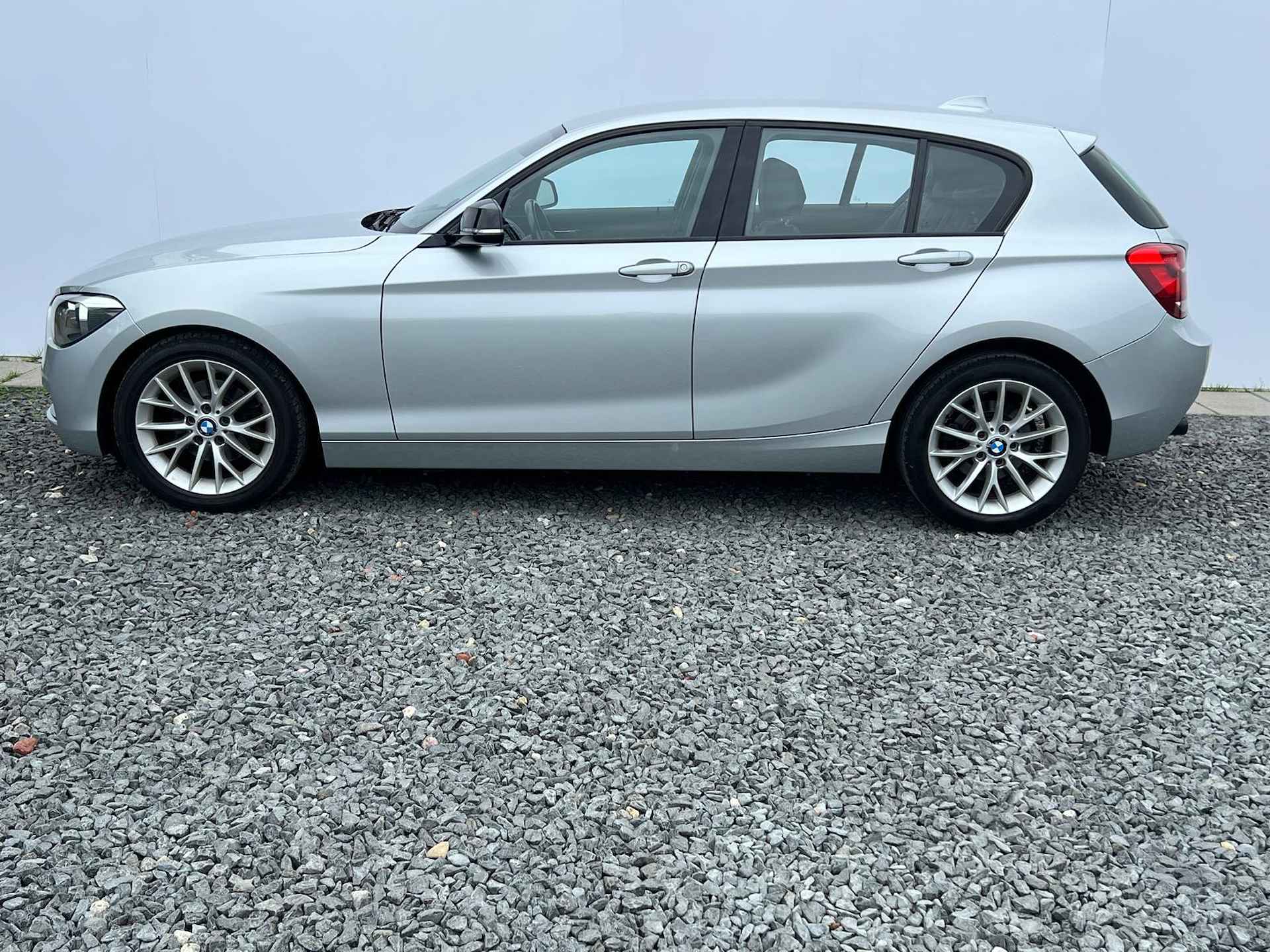 BMW 1-serie 118i Business  Handgeschakeld - Leder - Stoelverwarming  - 17'' Lichtmetaal - Parkeerhulp voor + achter - Auto is bij ons onderhouden - 3/39