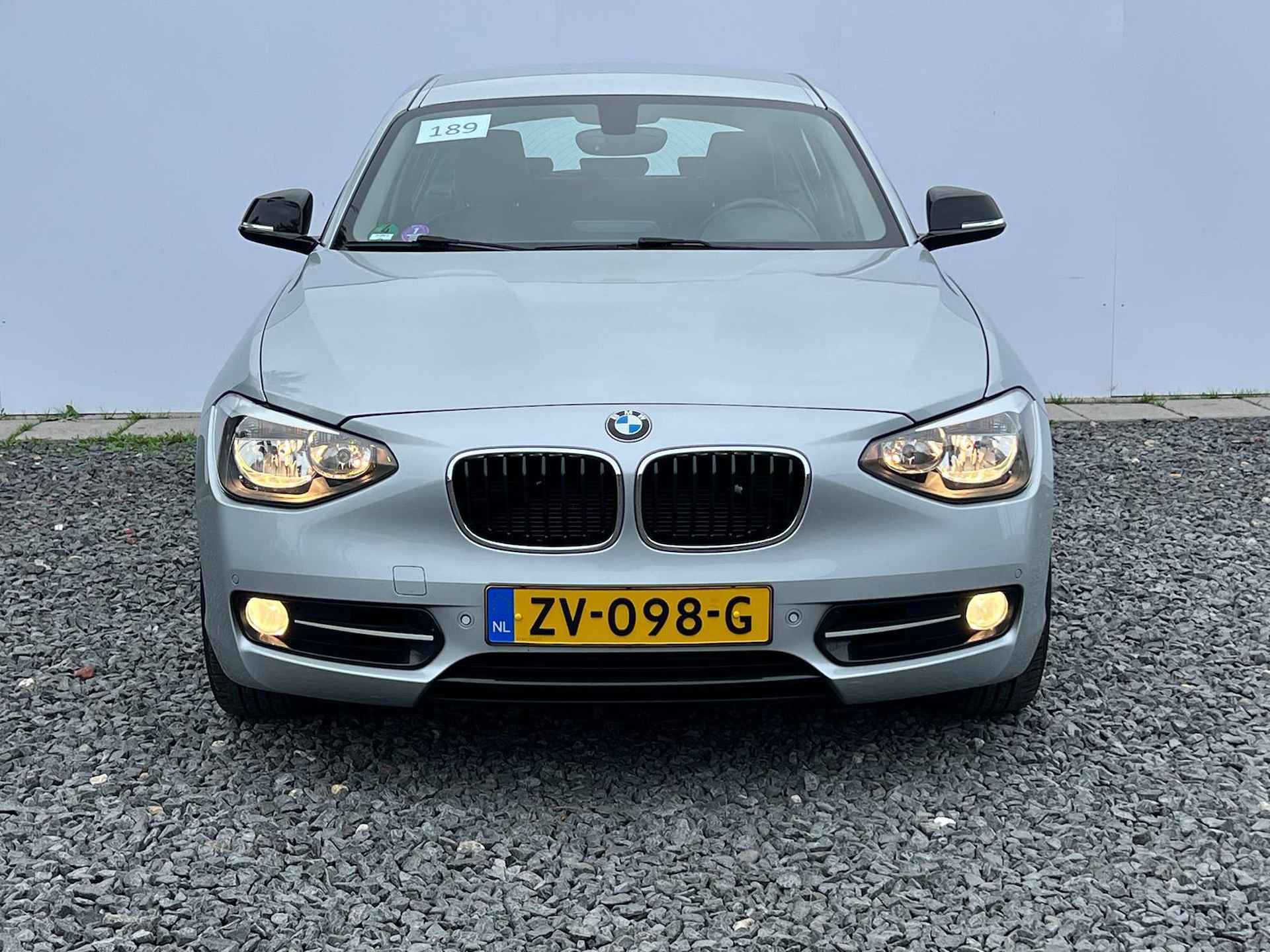 BMW 1-serie 118i Business  Handgeschakeld - Leder - Stoelverwarming  - 17'' Lichtmetaal - Parkeerhulp voor + achter - Auto is bij ons onderhouden - 4/39