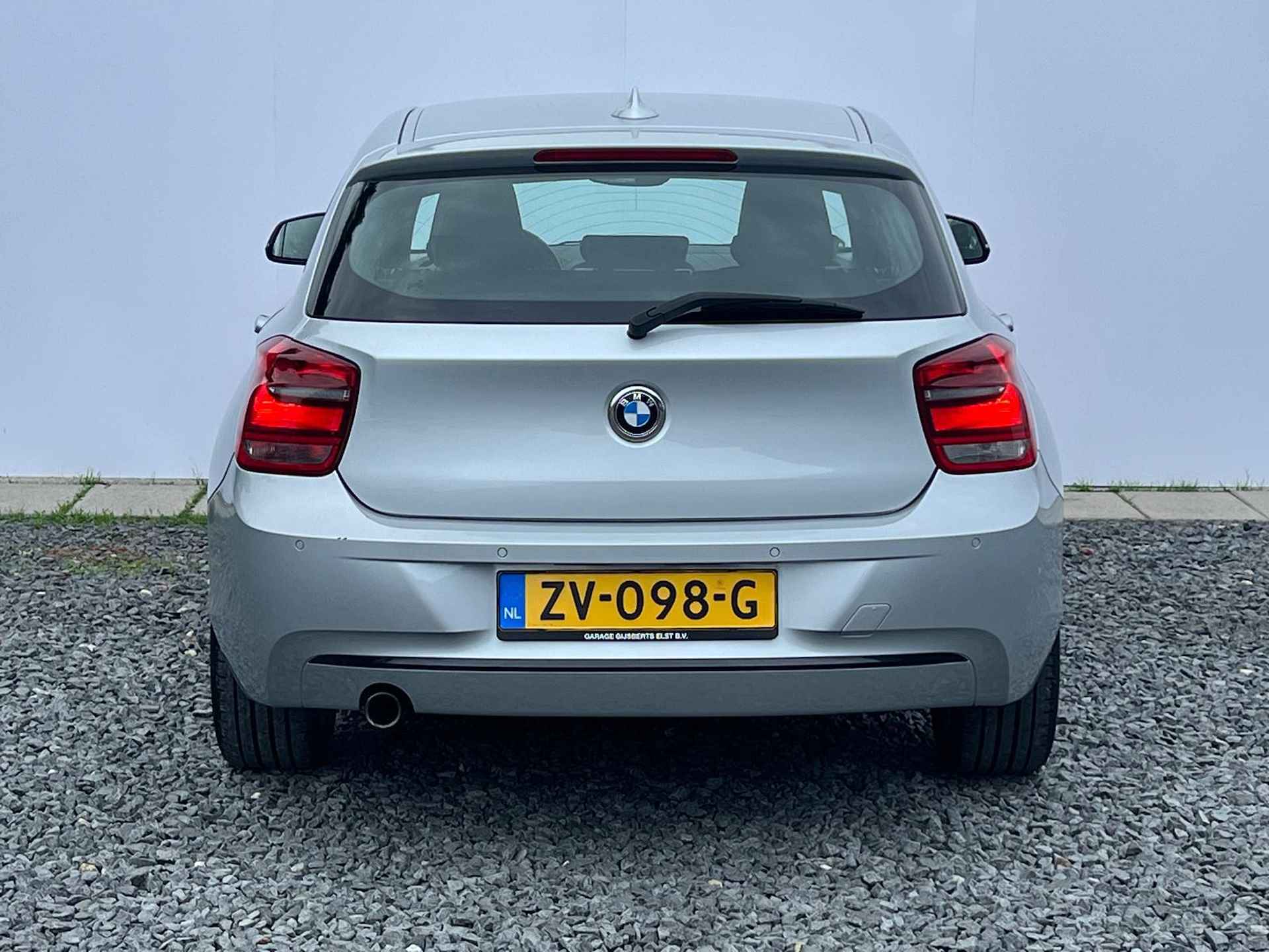 BMW 1-serie 118i Business  Handgeschakeld - Leder - Stoelverwarming  - 17'' Lichtmetaal - Parkeerhulp voor + achter - Auto is bij ons onderhouden - 6/39