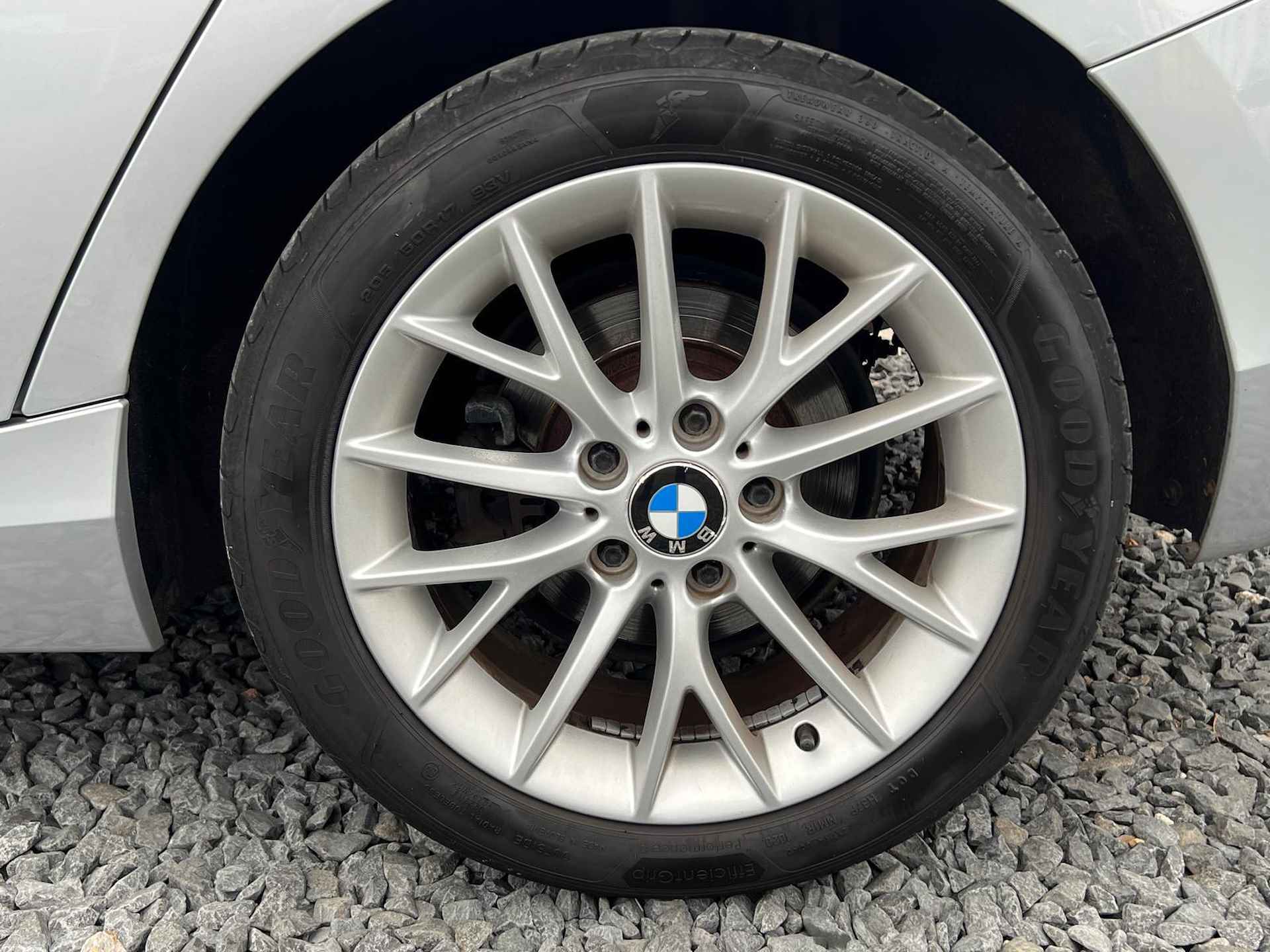 BMW 1-serie 118i Business  Handgeschakeld - Leder - Stoelverwarming  - 17'' Lichtmetaal - Parkeerhulp voor + achter - Auto is bij ons onderhouden - 7/39