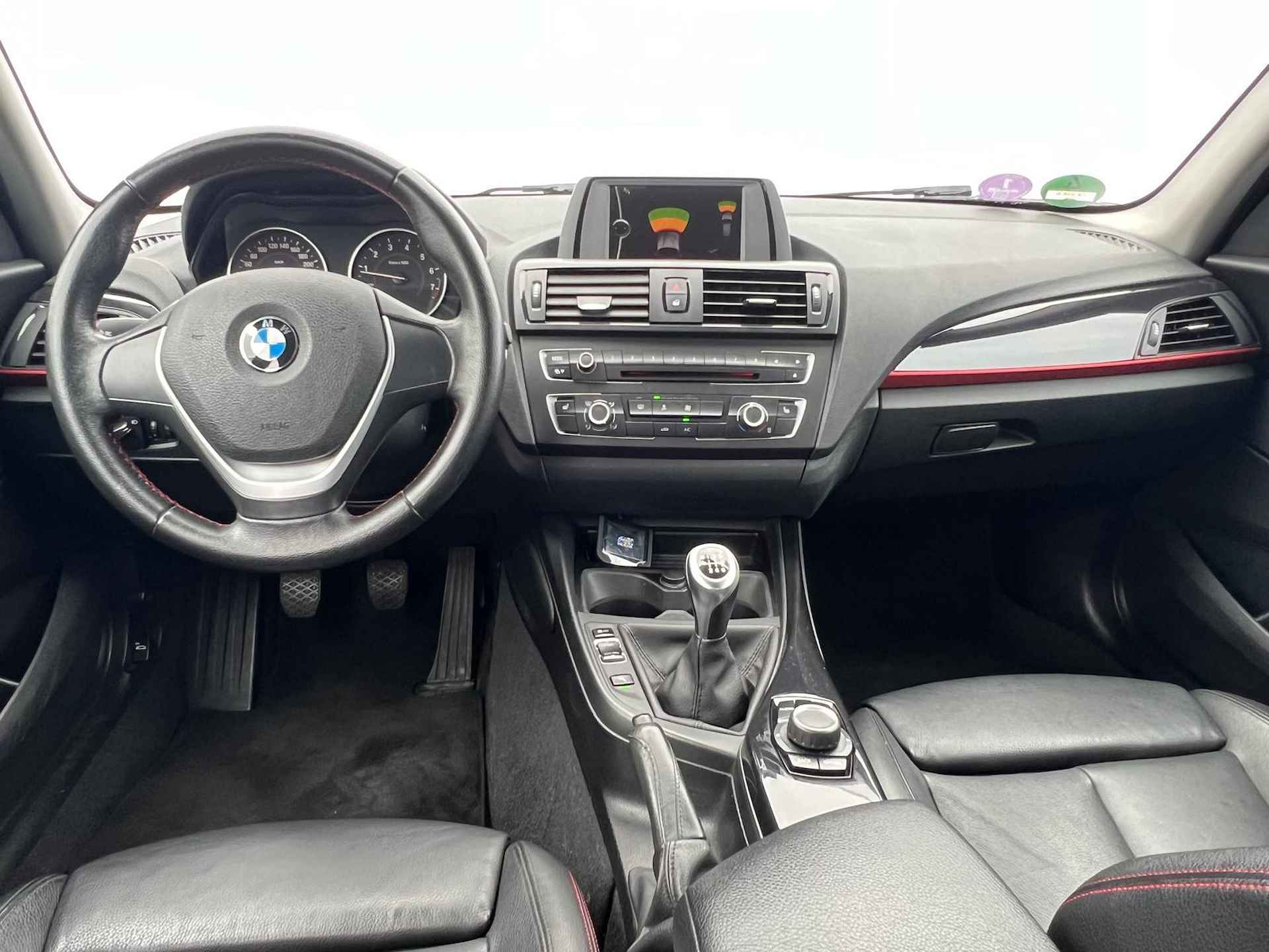 BMW 1-serie 118i Business  Handgeschakeld - Leder - Stoelverwarming  - 17'' Lichtmetaal - Parkeerhulp voor + achter - Auto is bij ons onderhouden - 18/39