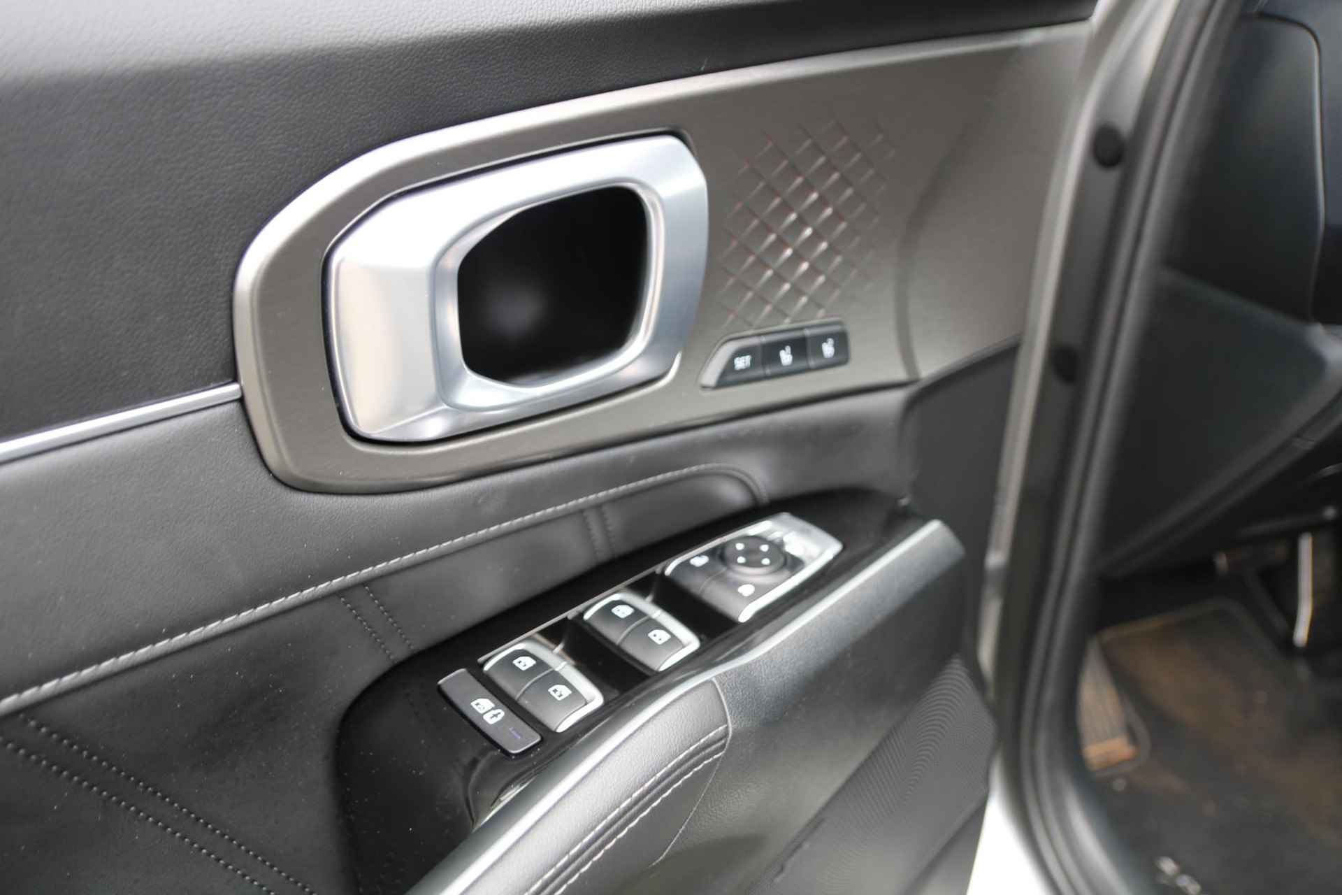 Kia Sorento 1.6 T-GDI Hybrid 2WD ExecutiveLine 5p. | Airco | Navi | Camera | Stoelverwarming | Stoelverkoeling | Leder | Panoramadak | Cruise Control | LM Velgen | 360 Camera | - 29/34