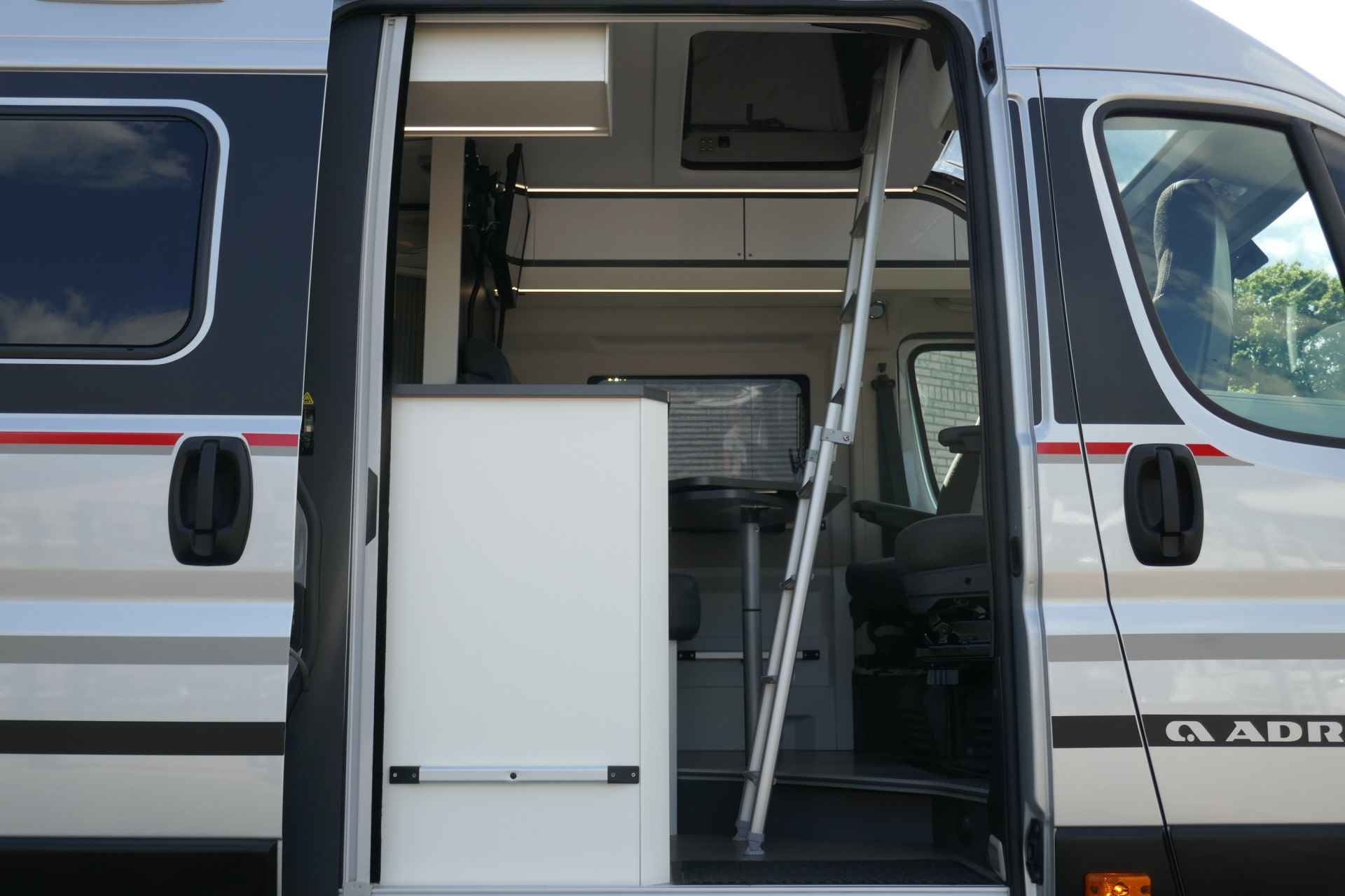 Adria Twin Supreme 640 SGX Sports 160 pk AUTOMAAT 9-Traps Euro6 Fiat Ducato **Lengtebedden in hoogte verstelbaar/Hefdak met 2 slaappla - 10/88