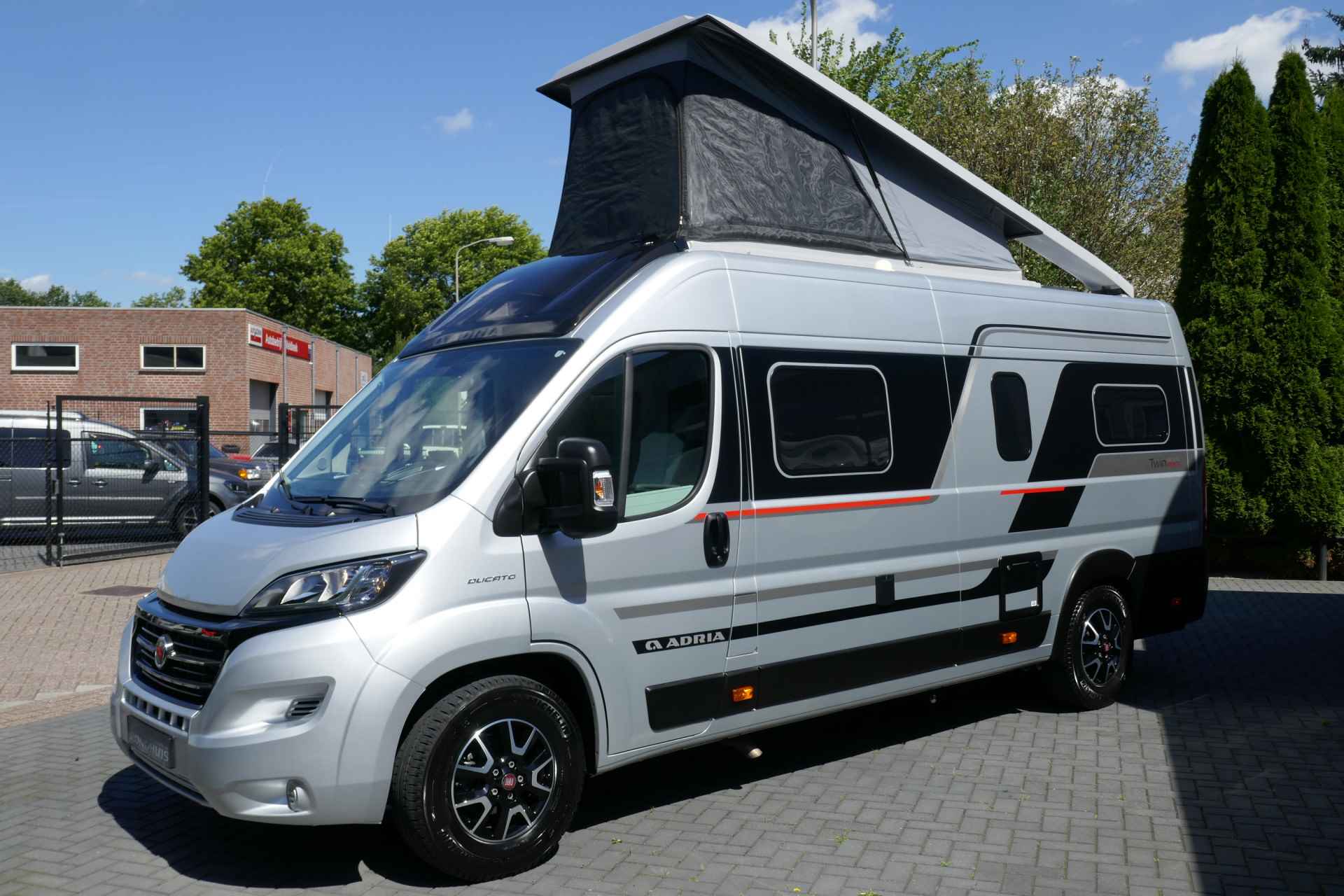 Adria Twin Supreme 640 SGX Sports 160 pk AUTOMAAT 9-Traps Euro6 Fiat Ducato **Lengtebedden in hoogte verstelbaar/Hefdak met 2 slaappla - 59/88