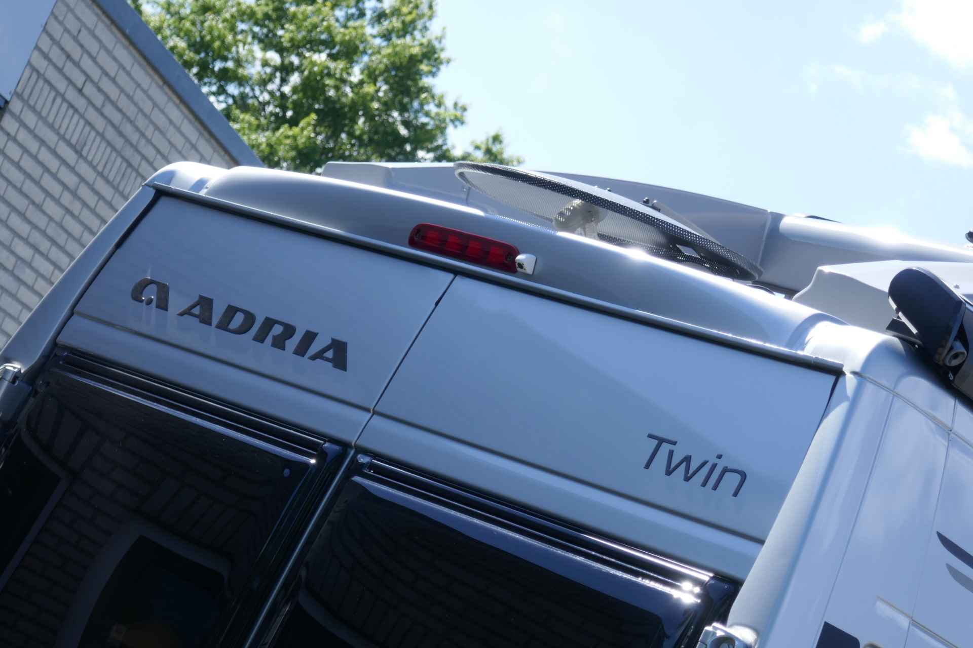 Adria Twin Supreme 640 SGX Sports 160 pk AUTOMAAT 9-Traps Euro6 Fiat Ducato **Lengtebedden in hoogte verstelbaar/Hefdak met 2 slaappla - 63/88