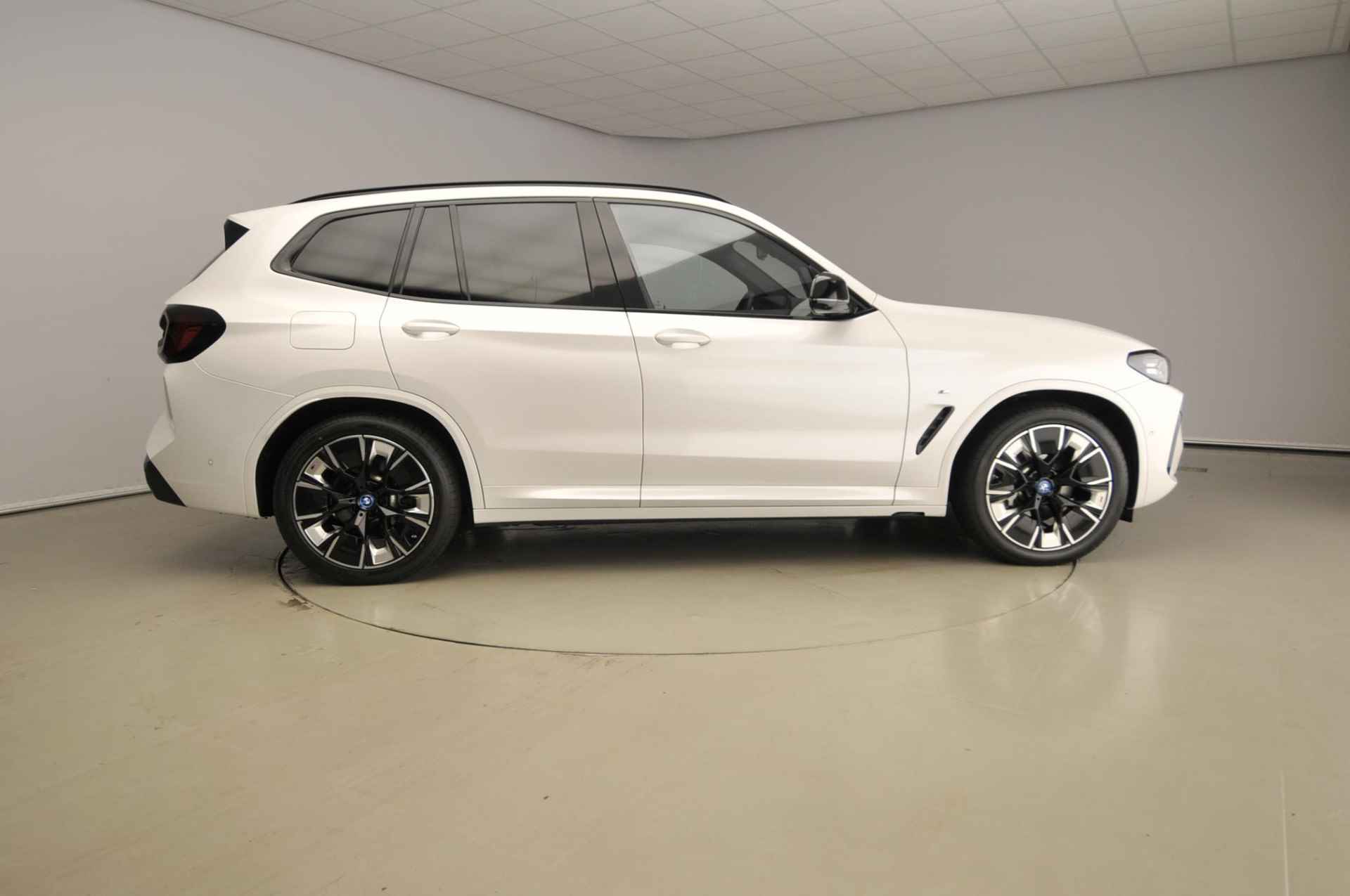 BMW iX3 High Executive | M-Sportpakket | LED | Leder | HUD | Trekhaak | Sportstoelen | Schuifdak | DAB | Harman-kardon sound | Alu 20 inch - 5/41