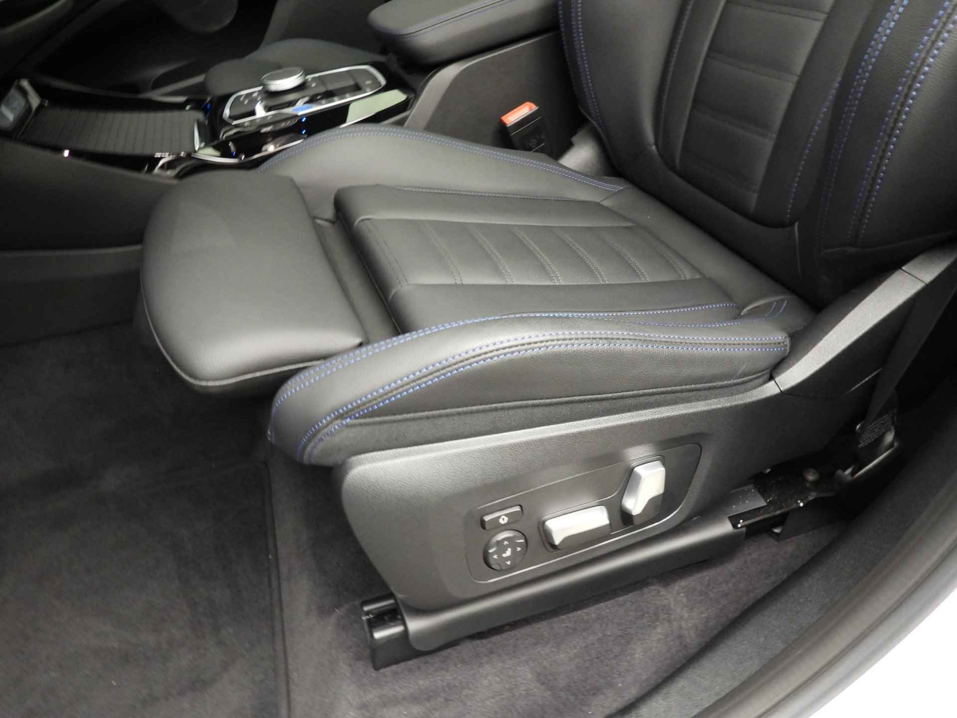 BMW iX3 High Executive | M-Sportpakket | LED | Leder | HUD | Trekhaak | Sportstoelen | Schuifdak | DAB | Harman-kardon sound | Alu 20 inch - 24/41